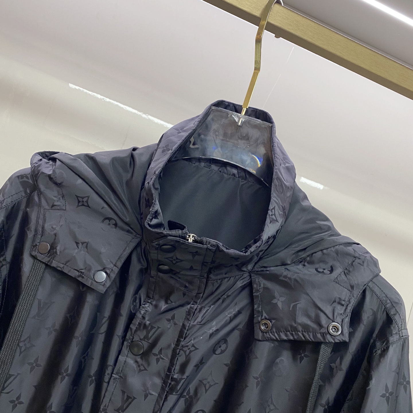 LV 2026ss春季新款连帽夹克外套全高端版本！高定专柜面料辅料，透气舒适度高，细节无可挑剔，做工考究