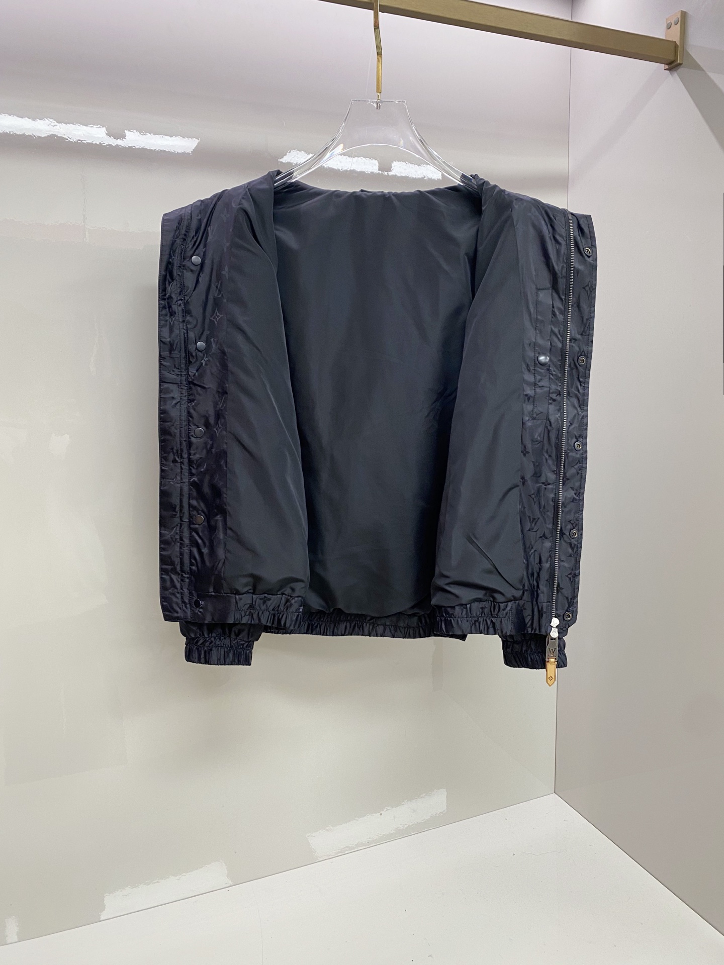 LV 2026ss春季新款连帽夹克外套全高端版本！高定专柜面料辅料，透气舒适度高，细节无可挑剔，做工考究