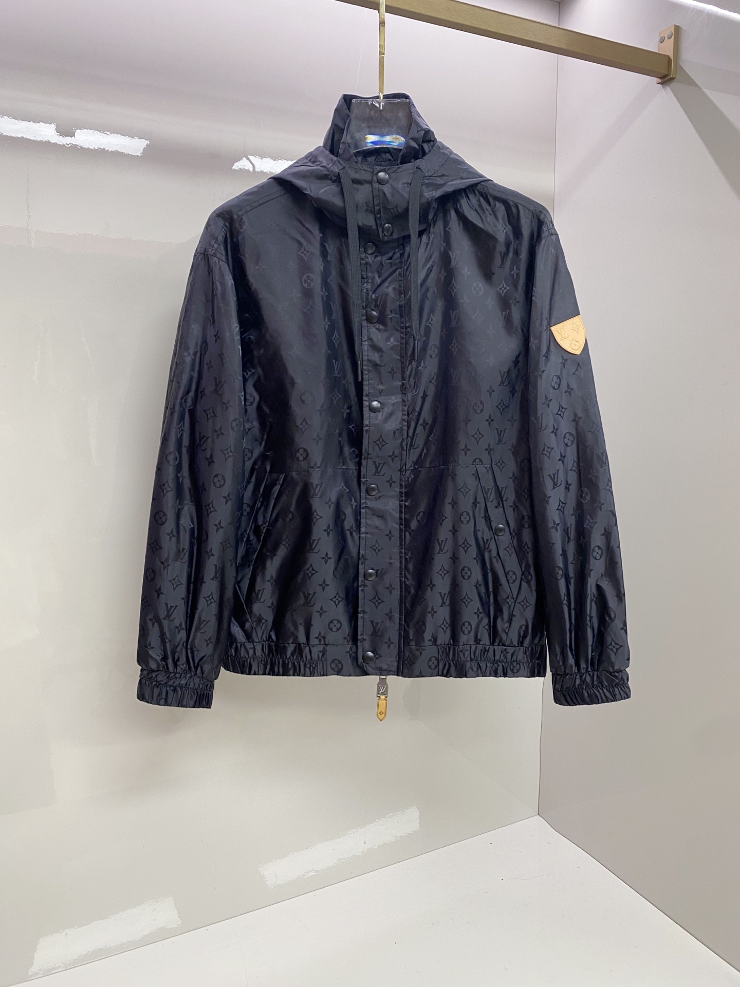 LV 2026ss春季新款连帽夹克外套全高端版本！高定专柜面料辅料，透气舒适度高，细节无可挑剔，做工考究