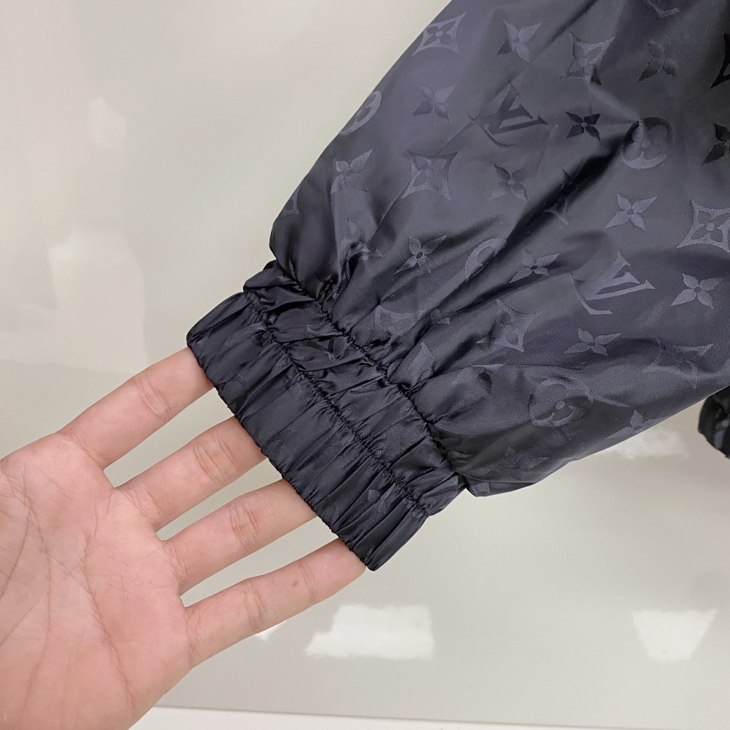 LV 2026ss春季新款连帽夹克外套全高端版本！高定专柜面料辅料，透气舒适度高，细节无可挑剔，做工考究