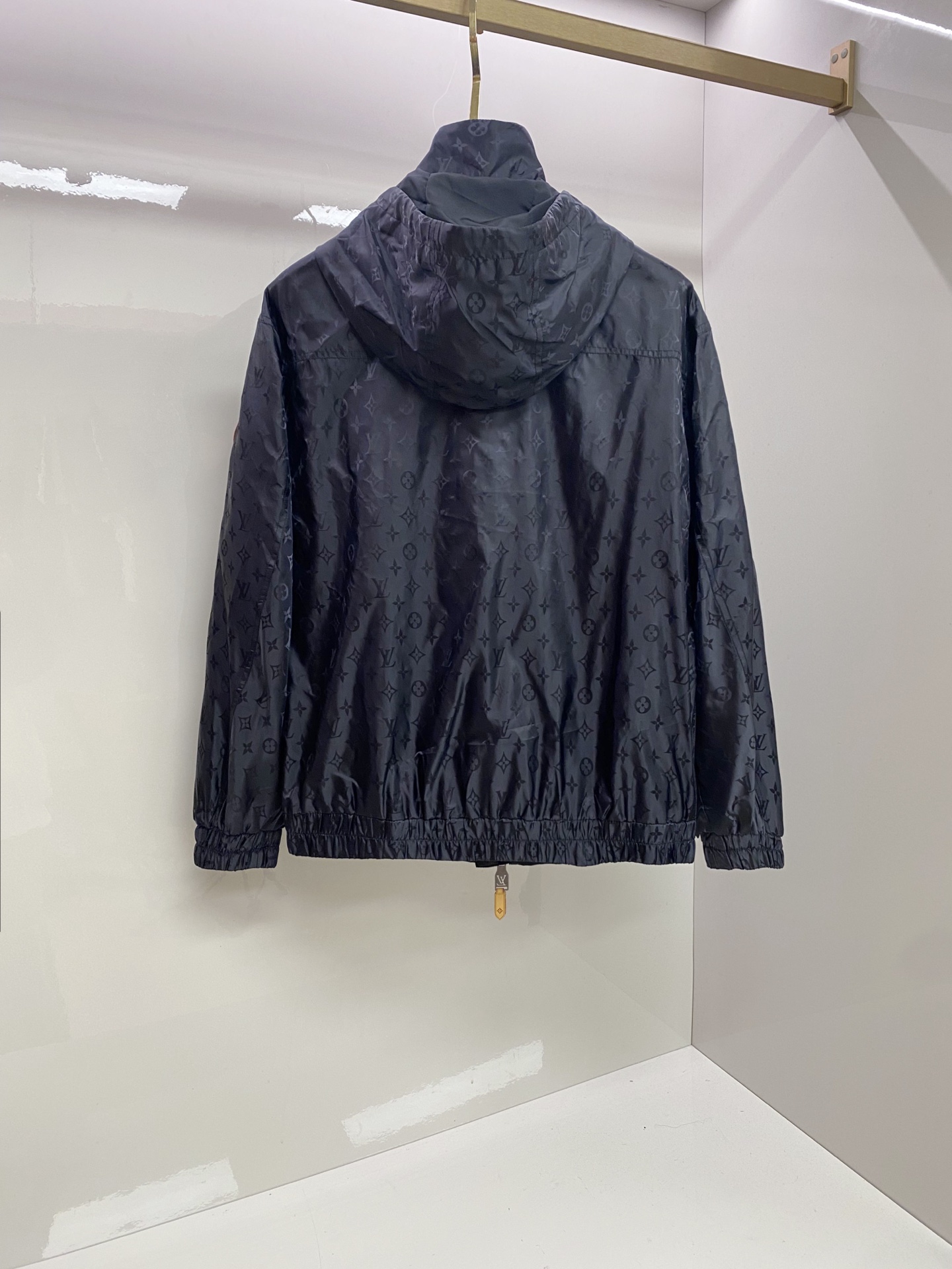 LV 2026ss春季新款连帽夹克外套全高端版本！高定专柜面料辅料，透气舒适度高，细节无可挑剔，做工考究