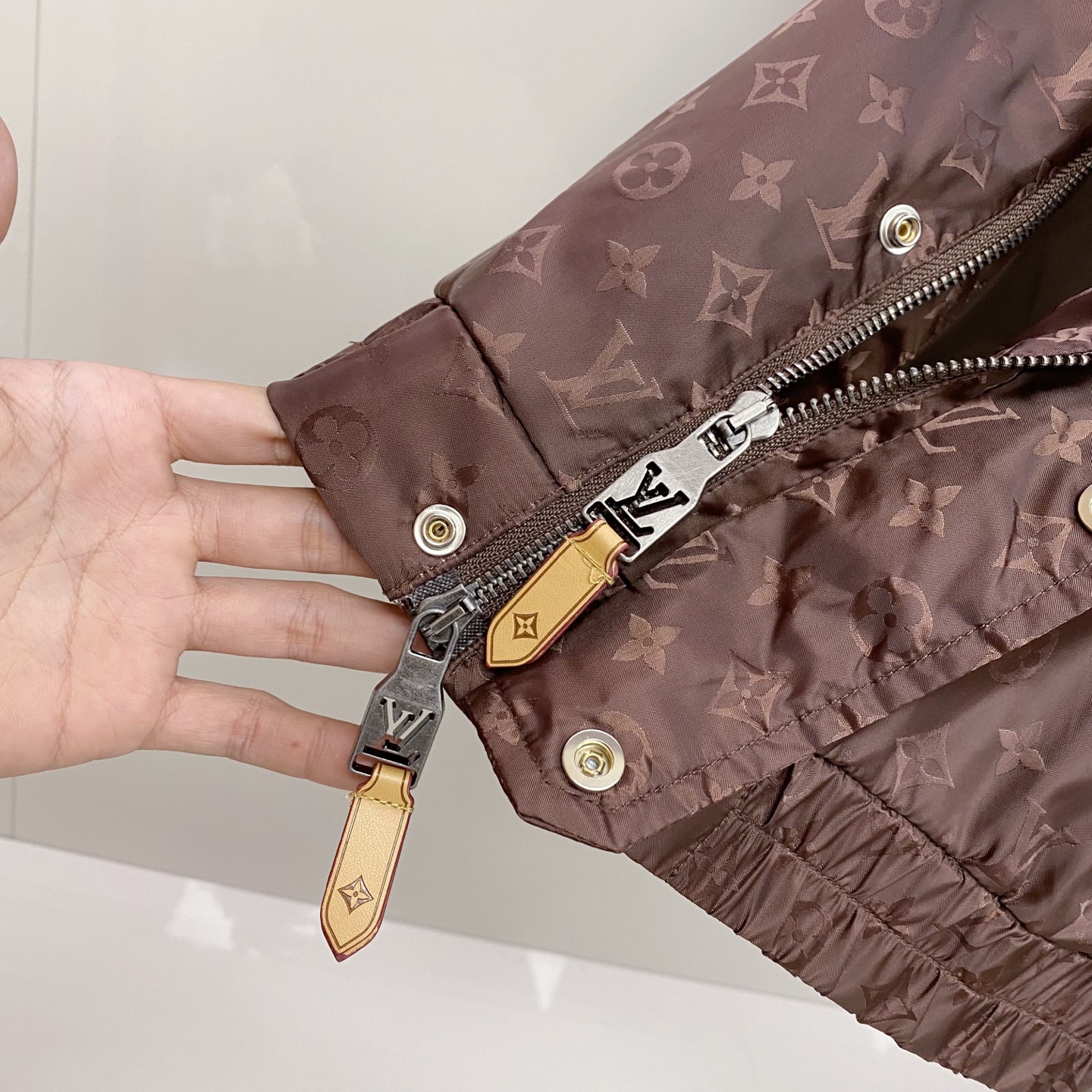 LV 2026ss春季新款连帽夹克外套全高端版本！高定专柜面料辅料，透气舒适度高，细节无可挑剔，做工考究