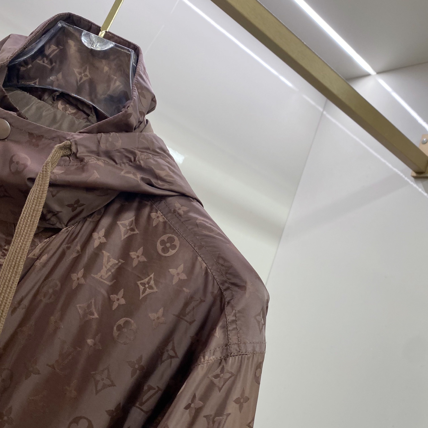 LV 2026ss春季新款连帽夹克外套全高端版本！高定专柜面料辅料，透气舒适度高，细节无可挑剔，做工考究