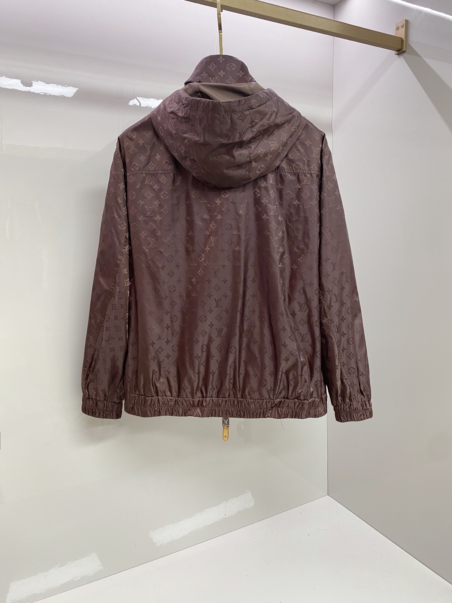 LV 2026ss春季新款连帽夹克外套全高端版本！高定专柜面料辅料，透气舒适度高，细节无可挑剔，做工考究