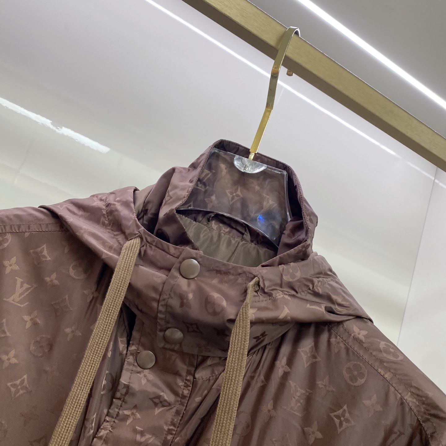 LV 2026ss春季新款连帽夹克外套全高端版本！高定专柜面料辅料，透气舒适度高，细节无可挑剔，做工考究