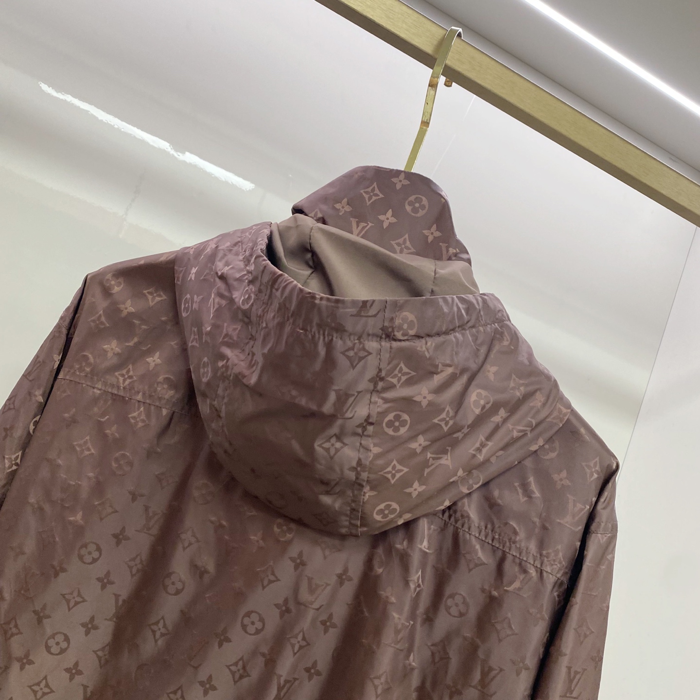LV 2026ss春季新款连帽夹克外套全高端版本！高定专柜面料辅料，透气舒适度高，细节无可挑剔，做工考究