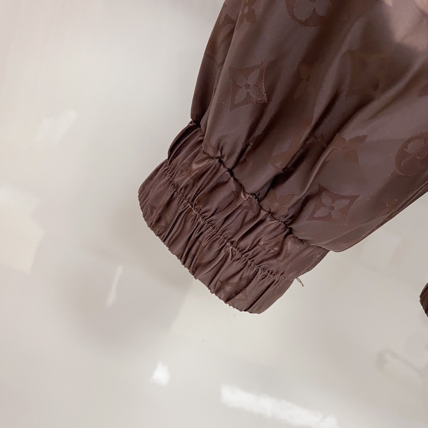 LV 2026ss春季新款连帽夹克外套全高端版本！高定专柜面料辅料，透气舒适度高，细节无可挑剔，做工考究