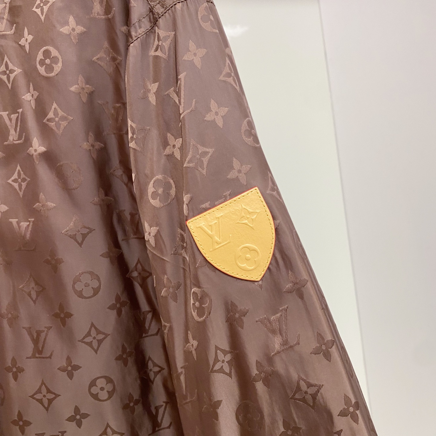 LV 2026ss春季新款连帽夹克外套全高端版本！高定专柜面料辅料，透气舒适度高，细节无可挑剔，做工考究