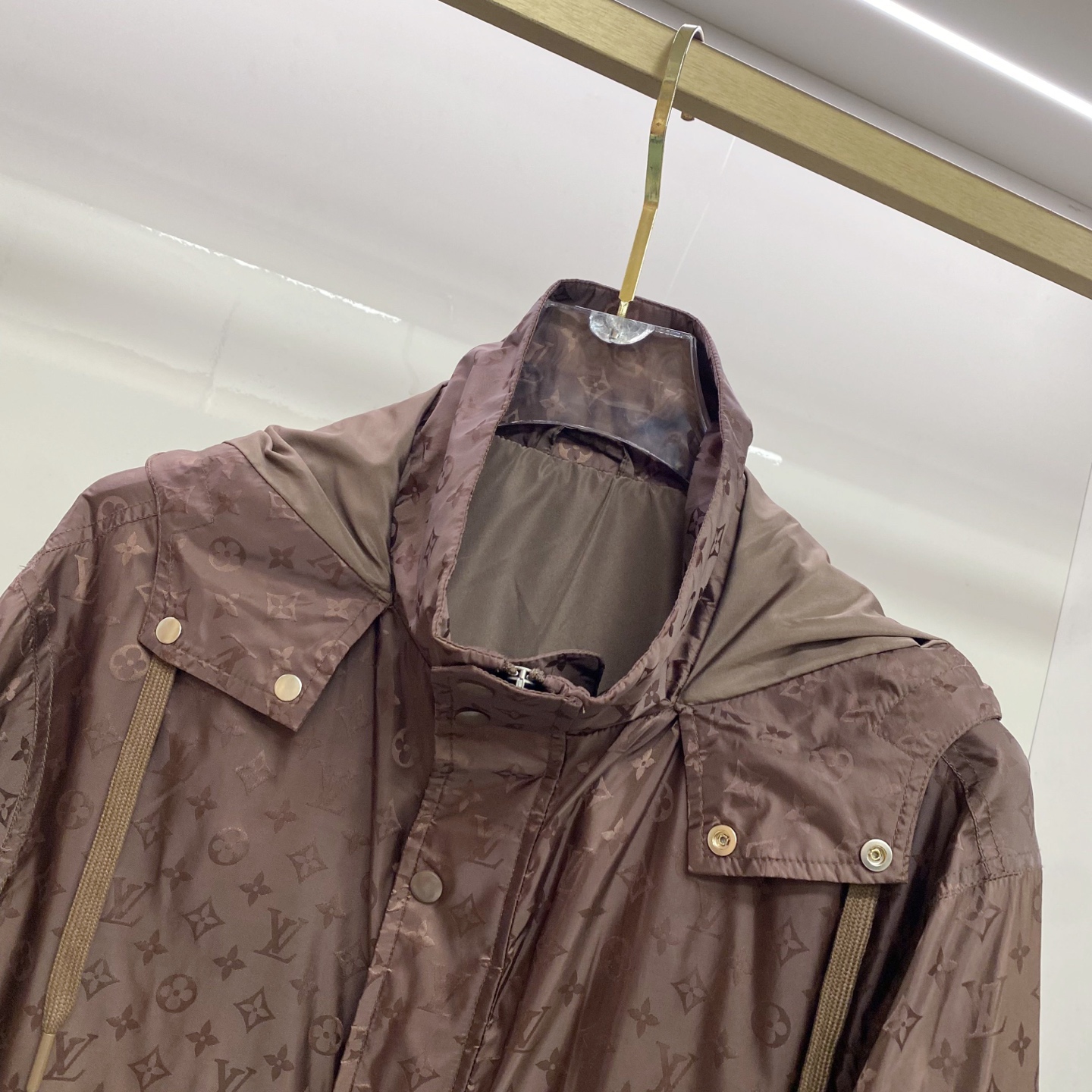 LV 2026ss春季新款连帽夹克外套全高端版本！高定专柜面料辅料，透气舒适度高，细节无可挑剔，做工考究