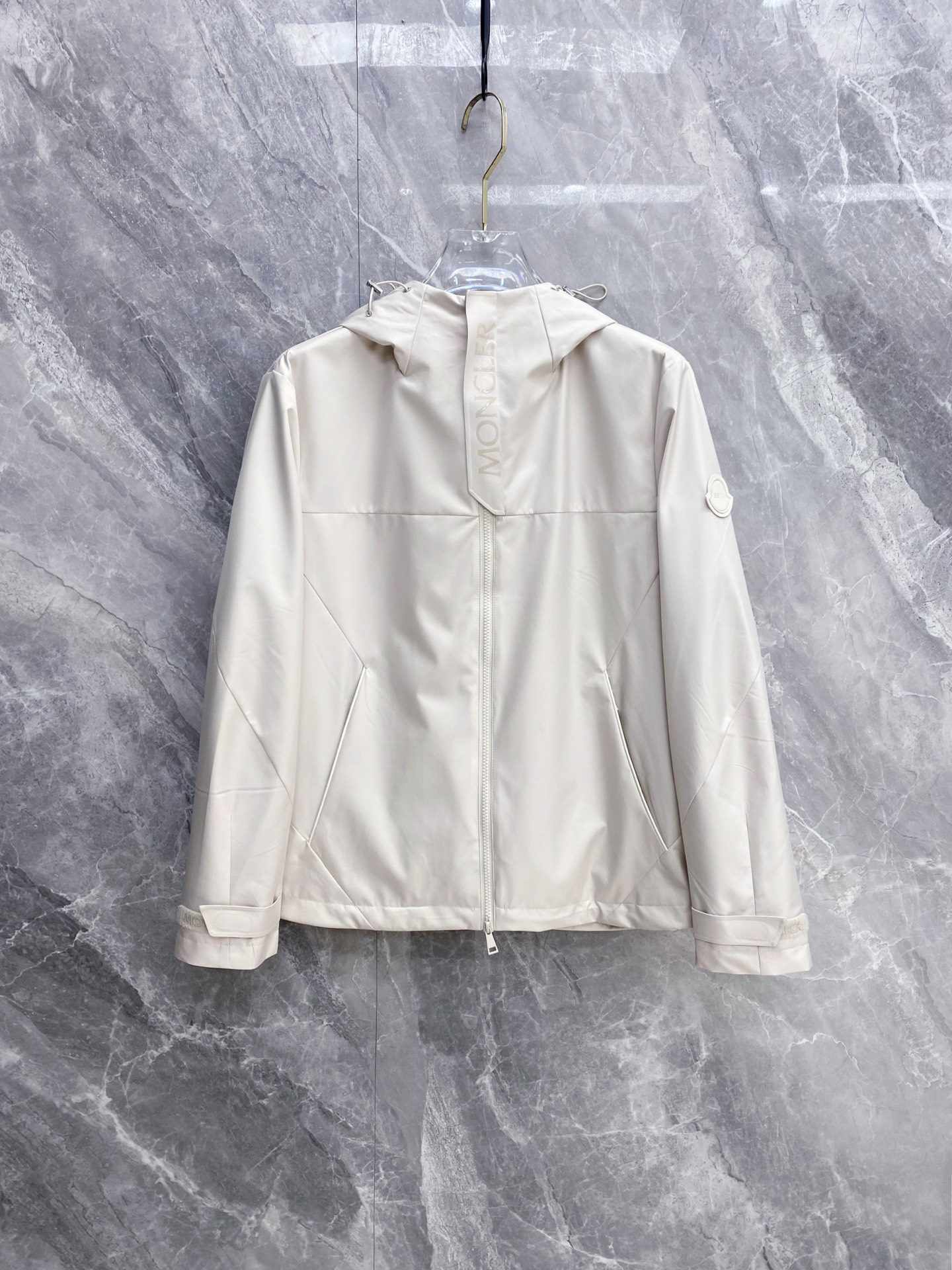 NO:773779,Moncler 2026ss spring new hooded jacket, full high-end version!  Haute couture counter fabric accessories, high breathability and comfort, impeccable details, exquisite workmanship and complex craftsmanship, casual tailoring, awesome upper body shape, color black, beige, size 48-58,,Moncler,jackets & coats,jackets & coats,hats,19860909Moncler 蒙口 2026ss春季新款连帽夹克外套 全高端版本！高定专柜面料辅料,透气舒适度高,细节无可挑剔,做工考究工艺复杂,呈现休闲裁剪,上身版型超赞 颜色黑色 米色 码数48-58,,Moncler,jackets & coats,jackets & coats,hats,,Men's clothing