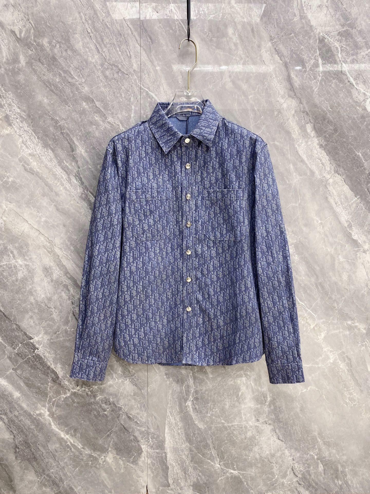 NO:773767,Dior CD 2026ss spring new shirt, all-over logo old flower printed denim shirt, customized washed fabric, ultra-high-tech discharge printing and dyeing process, same style for men and women, Size39-42 is equivalent to M-2XL,, dior, dior, shirts,19860909Dior 迪奥 CD 2026ss春季新款衬衫 全身logo老花满印牛仔衬衫 定制水洗面料 超高工艺的拔印染墨工艺 男女同款 Size39-42相当于M-2XL,,dior,dior,shirts,,Men's clothing