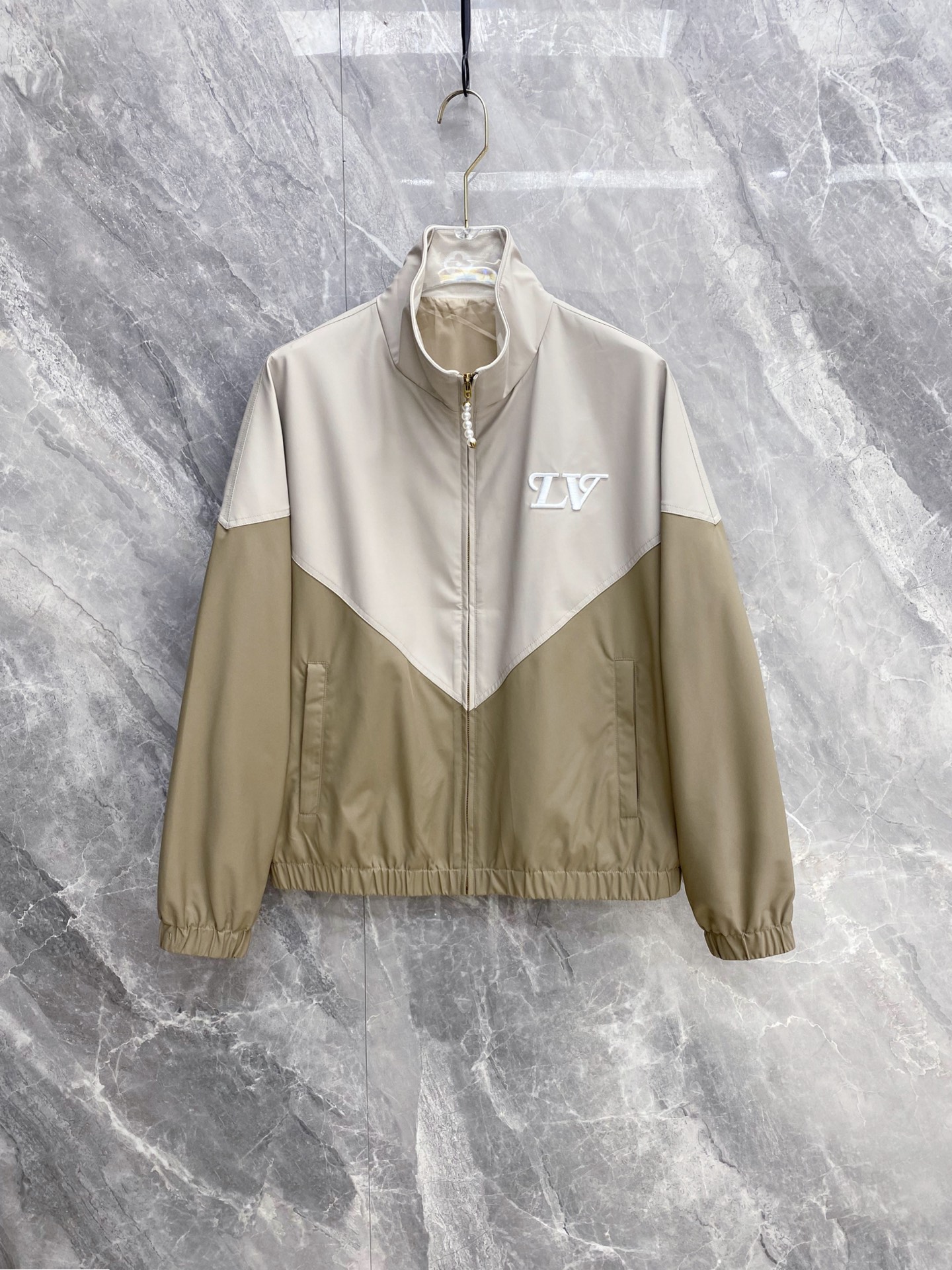 NO:761025,LV 2026ss spring new stand collar jacket full high-end version!  Haute couture counter fabric accessories, high breathability and comfort, impeccable details, exquisite workmanship and complex craftsmanship, casual tailoring, awesome upper body shape, color green, beige, code number 48-56,, louis vuitton, jackets & coats, jackets & coats,19860909LV 2026ss春季新款立领夹克外套 全高端版本！高定专柜面料辅料,透气舒适度高,细节无可挑剔,做工考究工艺复杂,呈现休闲裁剪,上身版型超赞 颜色绿色 米色 码数48-56,,louis vuitton,jackets & coats,jackets & coats,,Men's clothing