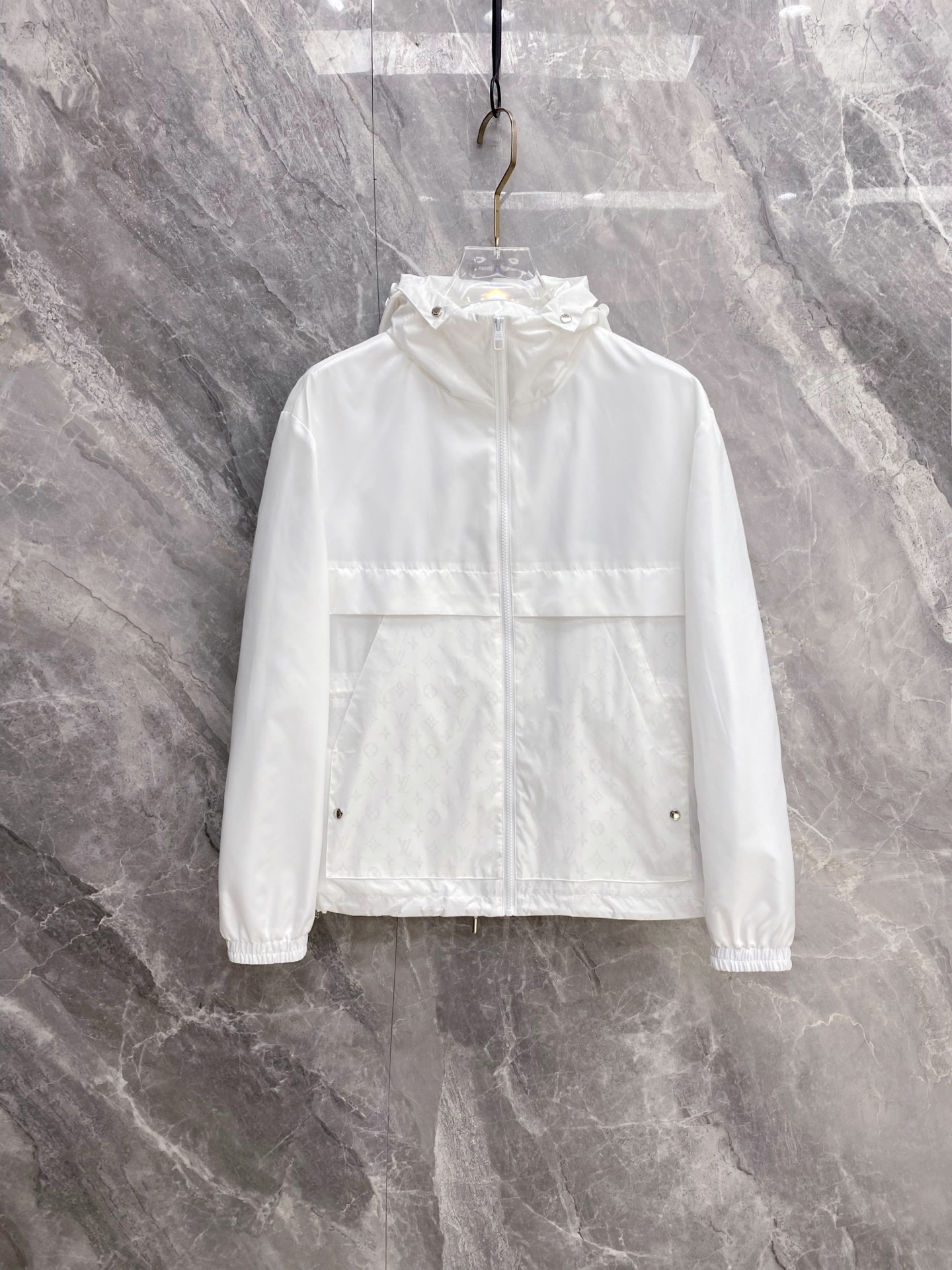 NO:761003,LV 2026ss new spring jacket, full high-end version!  Haute couture counter fabric accessories, high breathability and comfort, impeccable details, exquisite workmanship and complex craftsmanship, casual tailoring, awesome upper body shape, color black, white, size 48-56,, louis vuitton, jackets & coats, jackets & coats,19860909LV 2026ss春季新款夹克外套 全高端版本！高定专柜面料辅料,透气舒适度高,细节无可挑剔,做工考究工艺复杂,呈现休闲裁剪,上身版型超赞 颜色黑色 白色 码数48-56,,louis vuitton,jackets & coats,jackets & coats,,Men's clothing