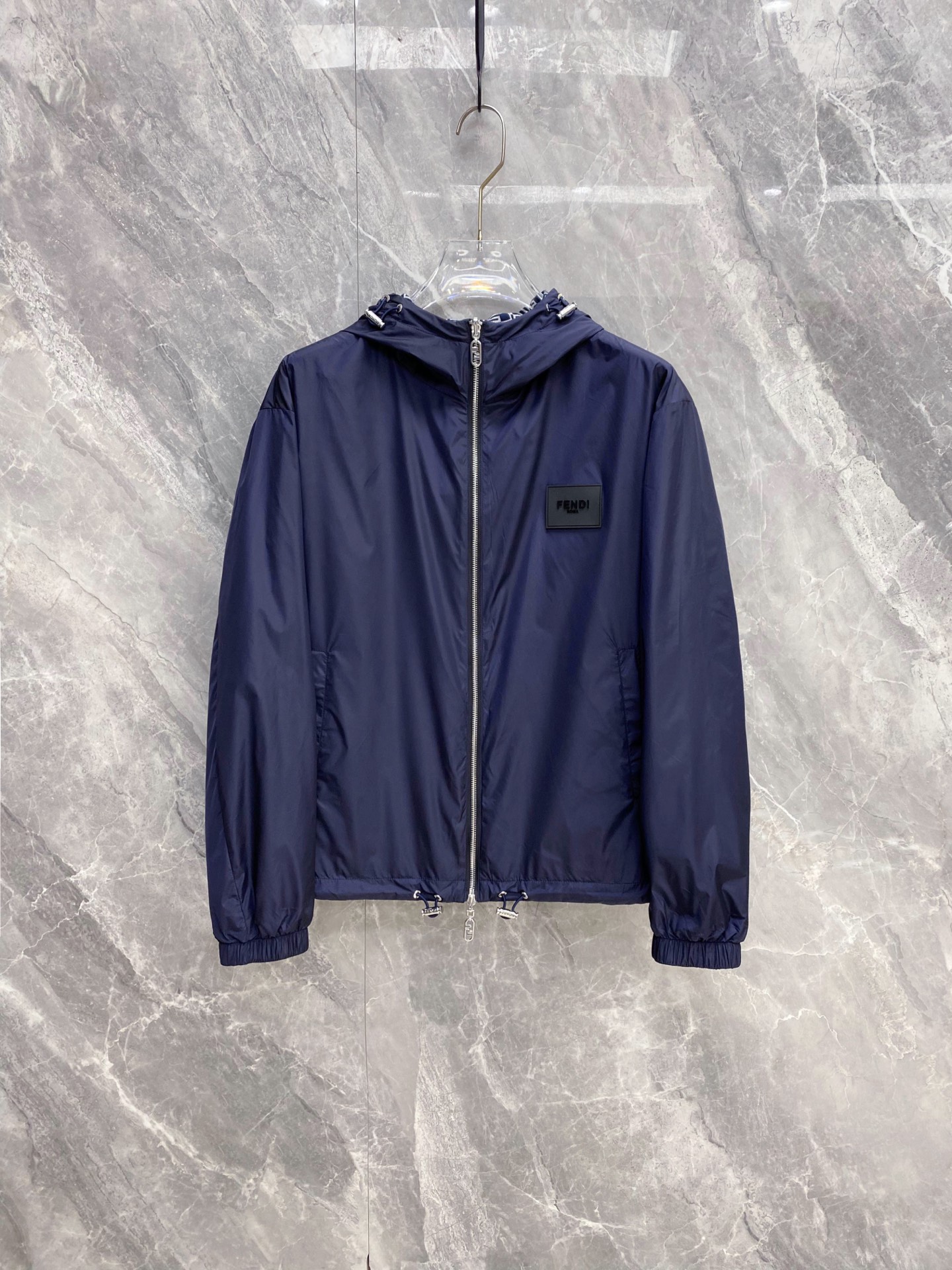 NO:761039,Fendi Fendi 2026 new hooded jacket spring jacket, double-sided wear, new release, top quality> (jacket series) is on sale simultaneously on the official website of the counter! All auxiliary materials are original custom-made and genuine orders from trading companies. Advanced custom-made imported fabrics are extracted from natural plant fibers. They are lighter and thinner than ordinary cotton fabrics. They feel soft and comfortable to wear. They are not easy to irritate the skin at all. The fabric has good hygroscopicity and breathability. Color is blue. Size: 48-56,,fendi,fendi,jackets & coats,jackets & coats,hats,19860909Fendi 芬迪 2026新款连帽夹克春装外套、双面可穿、新款发布、顶级品质>(夹克系列)专柜官网同步发售！辅料全部原版定制出品,贸易公司真品订单.高级定制进口面料,以天然植物纖維提炼出来,比一般棉织物轻薄 手感柔软,穿着舒适 完全不易有刺激皮肤 面料吸湿性、透气性良好 颜色蓝色 尺码: 48-56,,fendi,fendi,jackets & coats,jackets & coats,hats,,Men's clothing