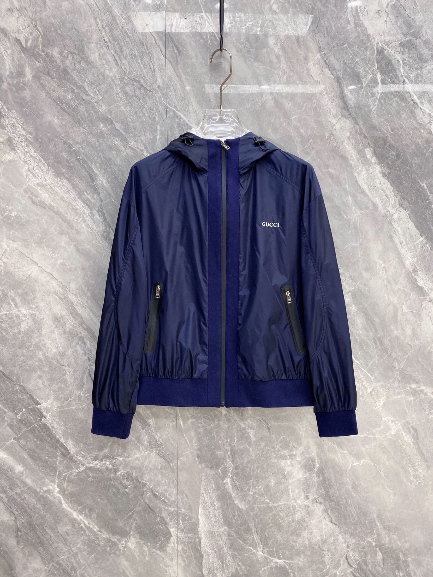 NO:773770,Gucci Gucci 2026ss spring new hooded jacket, full high-end version!  Haute couture counter fabric accessories, high breathability and comfort, impeccable details, exquisite workmanship and complex craftsmanship, casual tailoring, awesome upper body shape, color blue, white, code number 48-58,,gucci,jackets & coats,jackets & coats,hats,19860909Gucci 古奇 2026ss春季新款连帽夹克外套 全高端版本！高定专柜面料辅料,透气舒适度高,细节无可挑剔,做工考究工艺复杂,呈现休闲裁剪,上身版型超赞 颜色蓝色 白色 码数48-58,,gucci,jackets & coats,jackets & coats,hats,,Men's clothing