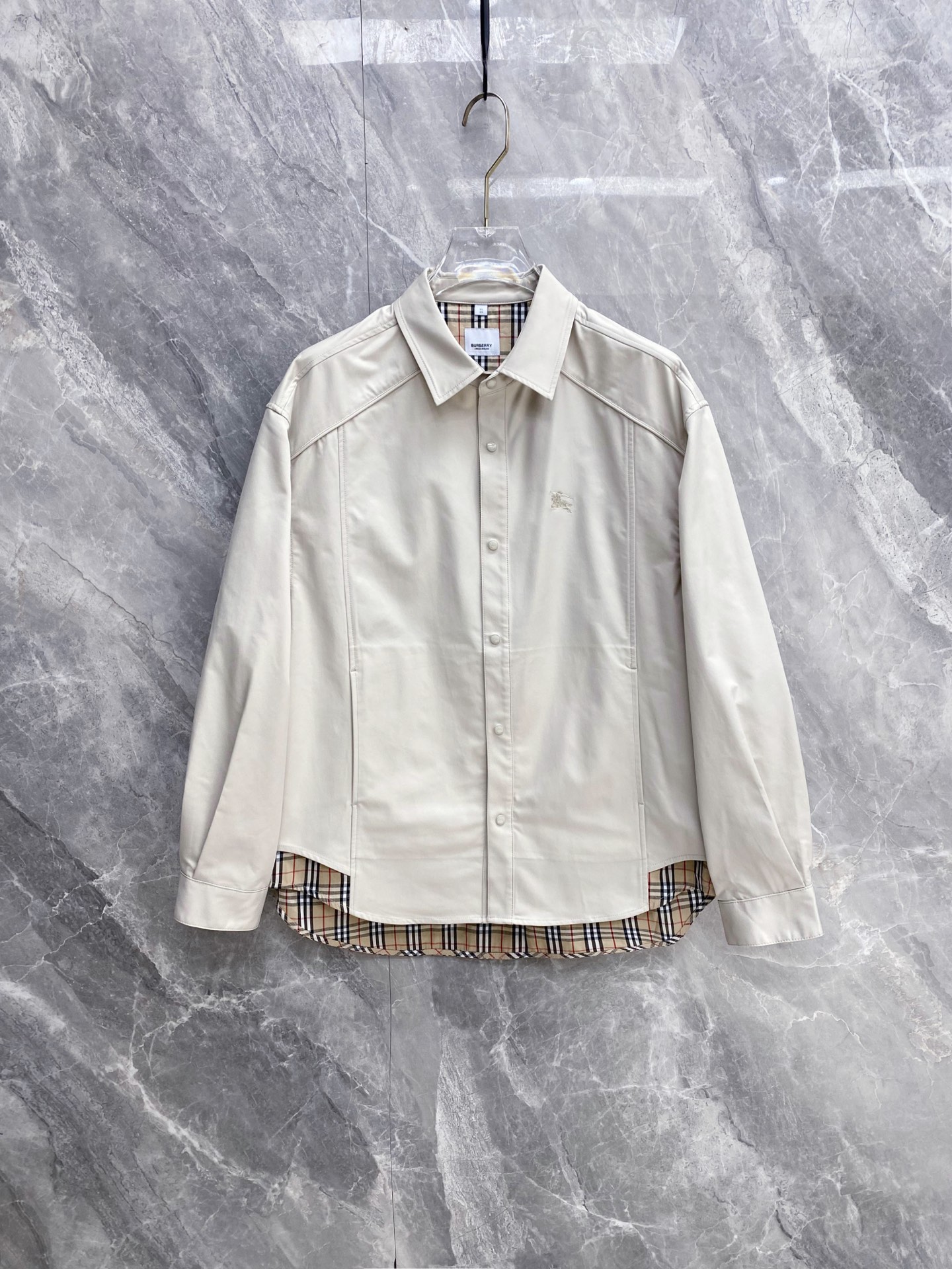 NO:761033,Burberry 2026ss new spring jacket, full high-end version!  Haute couture counter fabric accessories, high breathability and comfort, impeccable details, exquisite workmanship and complex craftsmanship, casual tailoring, awesome upper body shape, color black blue beige code number 48-56, burberry, burberry, jackets & coats, jackets & coats,19860909Burberry 巴宝莉2026ss春季新款夹克外套 全高端版本！高定专柜面料辅料,透气舒适度高,细节无可挑剔,做工考究工艺复杂,呈现休闲裁剪,上身版型超赞 颜色黑色 蓝色 米色 码数48-56,,burberry,burberry,jackets & coats,jackets & coats,,Men's clothing