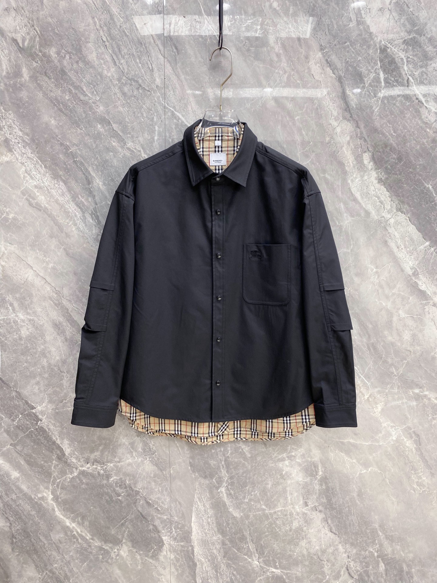 NO:761029,Burberry fake two-piece shirt jacket 2026ss spring new jacket jacket full high-end version!  Haute couture counter fabric accessories, high breathability and comfort, impeccable details, exquisite workmanship and complex craftsmanship, casual tailoring, awesome upper body shape, color black, size 48-56,, burberry, burberry, jackets & coats, jackets & coats, shirts,19860909Burberry 巴宝莉 假两件衬衫外套 2026ss春季新款夹克外套 全高端版本！高定专柜面料辅料,透气舒适度高,细节无可挑剔,做工考究工艺复杂,呈现休闲裁剪,上身版型超赞 颜色黑色 码数48-56,,burberry,burberry,jackets & coats,jackets & coats,shirts,,Men's clothing