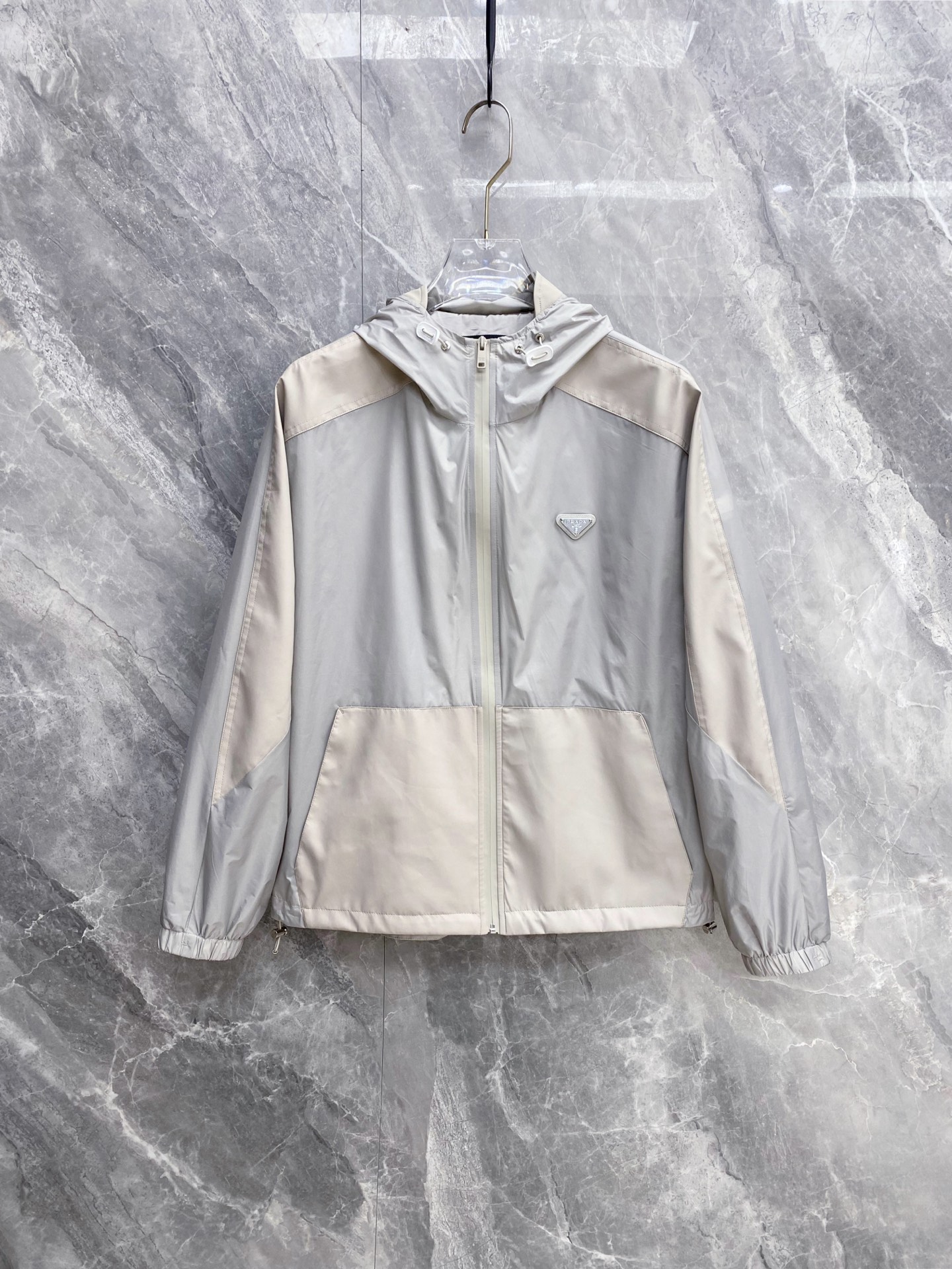 NO:760997,Prada Prada 2026ss spring new hooded jacket, full high-end version!  Haute couture counter fabric accessories, high breathability and comfort, impeccable details, exquisite workmanship and complex craftsmanship, casual tailoring, awesome upper body shape, size 48-56,, prada, prada, jackets & coats, jackets & coats, hats,19860909Prada 普拉达 2026ss春季新款连帽夹克外套 全高端版本！高定专柜面料辅料,透气舒适度高,细节无可挑剔,做工考究工艺复杂,呈现休闲裁剪,上身版型超赞 码数48-56,,prada,prada,jackets & coats,jackets & coats,hats,,Men's clothing