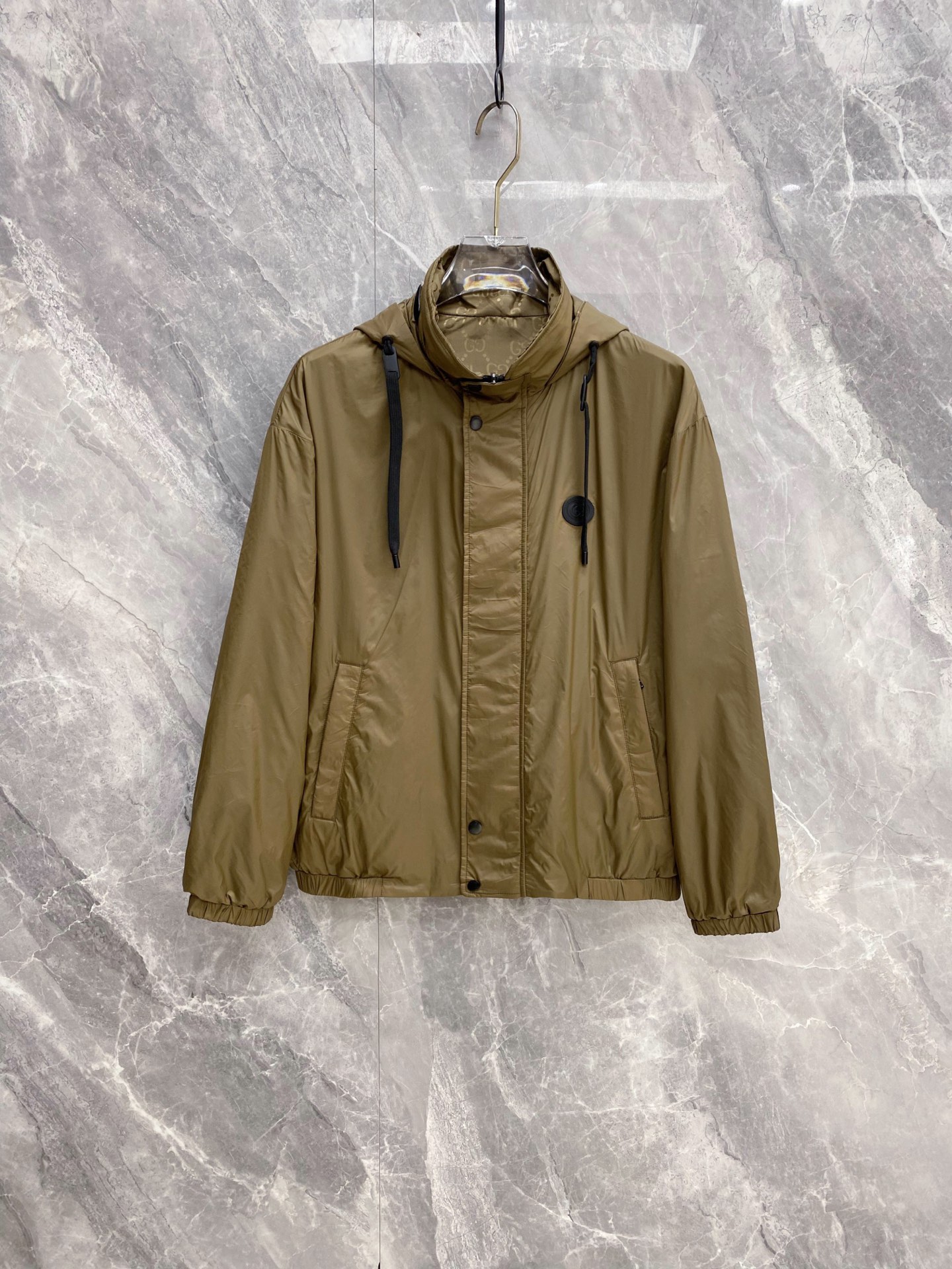 NO:773776,Gucci Gucci reversible 2026ss spring new hooded jacket, full high-end version!  Haute couture counter fabric accessories, high breathability and comfort, impeccable details, exquisite workmanship and complex craftsmanship, casual tailoring, awesome upper body shape, color black, khaki, code number 48-58,,gucci,jackets & coats,jackets & coats,hats,19860909Gucci 古奇 双面穿 2026ss春季新款连帽夹克外套 全高端版本！高定专柜面料辅料,透气舒适度高,细节无可挑剔,做工考究工艺复杂,呈现休闲裁剪,上身版型超赞 颜色黑色 卡其色 码数48-58,,gucci,jackets & coats,jackets & coats,hats,,Men's clothing