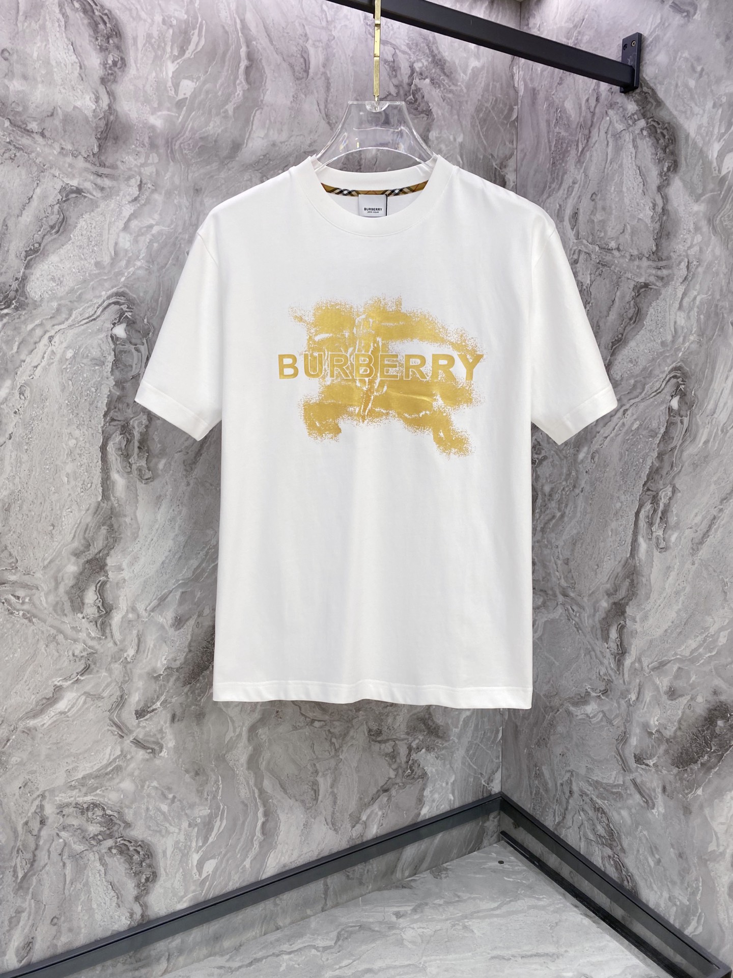 NO:759551,Burberry 2026ss new spring and summer new debut counter latest short-sleeved round neck T-shirt high-end custom design avant-garde fashion!  The brand logo is designed with heavy craftsmanship. High-end customized pure cotton fabric. Soft to the touch. Comfortable to wear. Exquisite stitching at the counter level. Fine workmanship. The upper body effect is incomparably handsome!  A must-have item for a stylish man!  Color Black White Size S-XXL,,burberry,burberry,T-shirt,tees,t-shirt,19860909Burberry 巴宝莉 2026ss 春夏新款首发专柜最新款短袖圆领T恤 高端订制 设计前卫时尚！品牌logo重工艺设计 高端定制纯棉面料.手感柔软.穿着舒适.专柜级别精致车线.做工精细.上身效果无敌帅气！型男必备单品！ 颜色黑色 白色 码数S-XXL,,burberry,burberry,T-shirt,tees，t-shirt,,Men's clothing