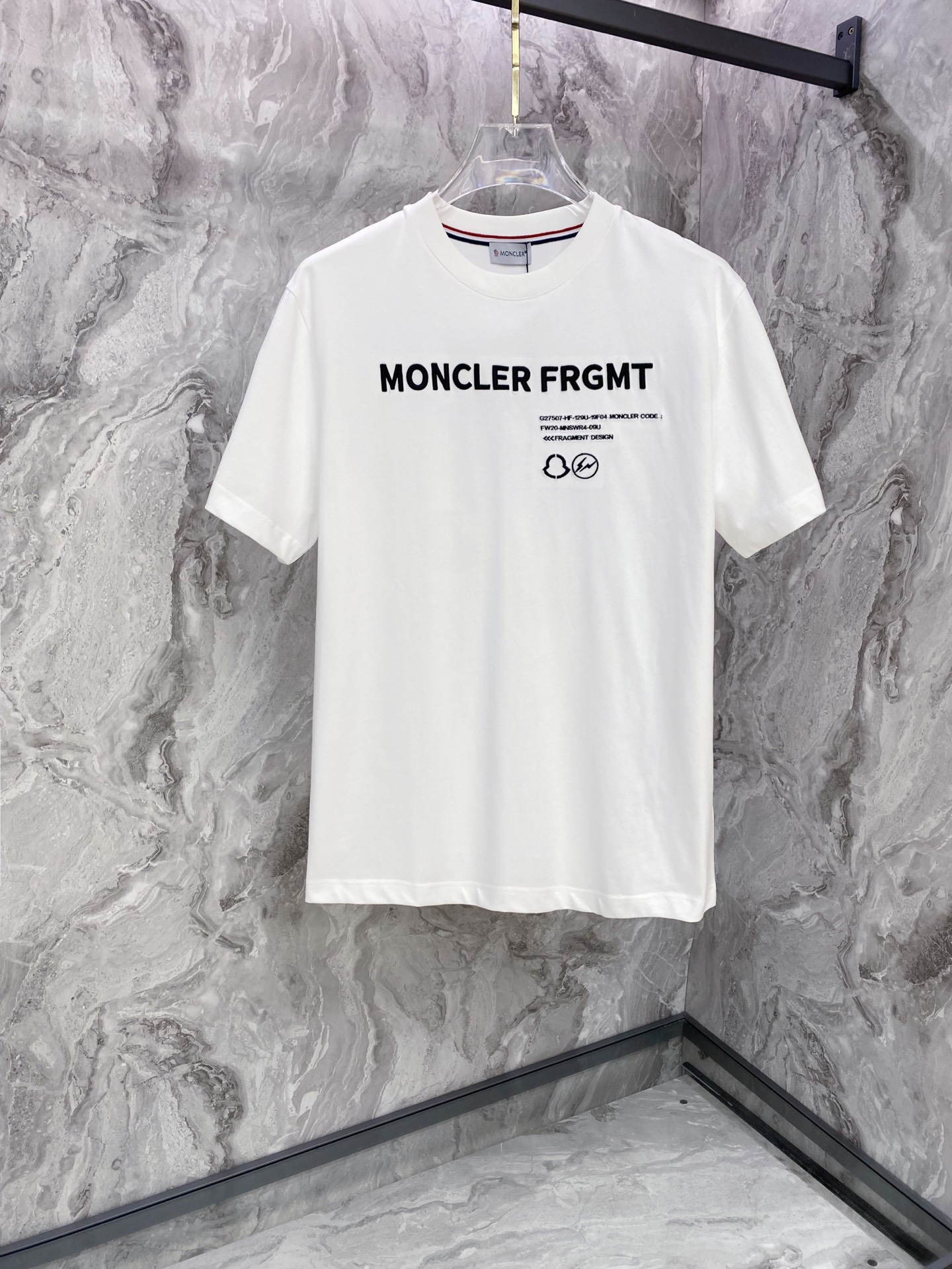 NO:759559,Moncler 2026ss new spring and summer new debut counter latest short-sleeved round neck T-shirt high-end custom design avant-garde fashion!  The brand logo is designed with heavy craftsmanship. High-end customized pure cotton fabric. Soft to the touch. Comfortable to wear. Exquisite stitching at the counter level. Fine workmanship. The upper body effect is incomparably handsome!  A must-have item for a stylish man!  Color Black White Size S-XXL,,Moncler,T-shirt,tees,t-shirt,19860909Moncler 蒙口 2026ss 春夏新款首发专柜最新款短袖圆领T恤 高端订制 设计前卫时尚！品牌logo重工艺设计 高端定制纯棉面料.手感柔软.穿着舒适.专柜级别精致车线.做工精细.上身效果无敌帅气！型男必备单品！ 颜色黑色 白色 码数S-XXL,,Moncler,T-shirt,tees，t-shirt,,Men's clothing