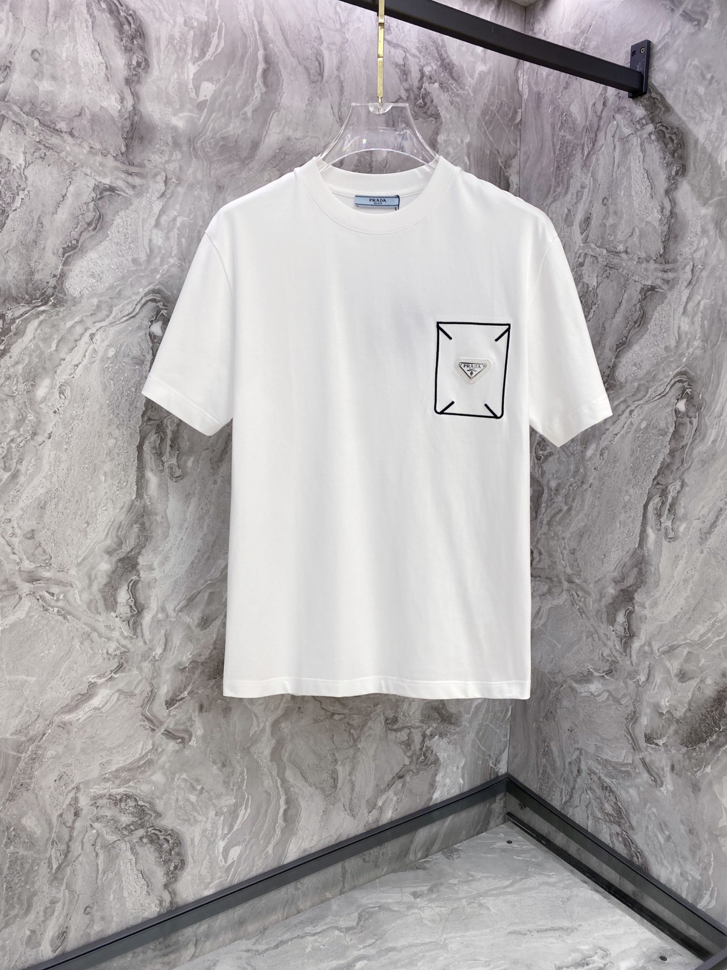 NO:759565,Prada 2026ss new spring and summer new debut counter latest short-sleeved round neck T-shirt high-end custom design avant-garde fashion!  The brand logo is designed with heavy craftsmanship. High-end customized pure cotton fabric. Soft to the touch. Comfortable to wear. Exquisite stitching at the counter level. Fine workmanship. The upper body effect is incomparably handsome!  A must-have item for a stylish man!  Color Black White Size S-XXL,, prada, prada, T-shirt, tees, t-shirt,19860909Prada 普拉达 2026ss 春夏新款首发专柜最新款短袖圆领T恤 高端订制 设计前卫时尚！品牌logo重工艺设计 高端定制纯棉面料.手感柔软.穿着舒适.专柜级别精致车线.做工精细.上身效果无敌帅气！型男必备单品！ 颜色黑色 白色 码数S-XXL,,prada,prada,T-shirt,tees，t-shirt,,Men's clothing