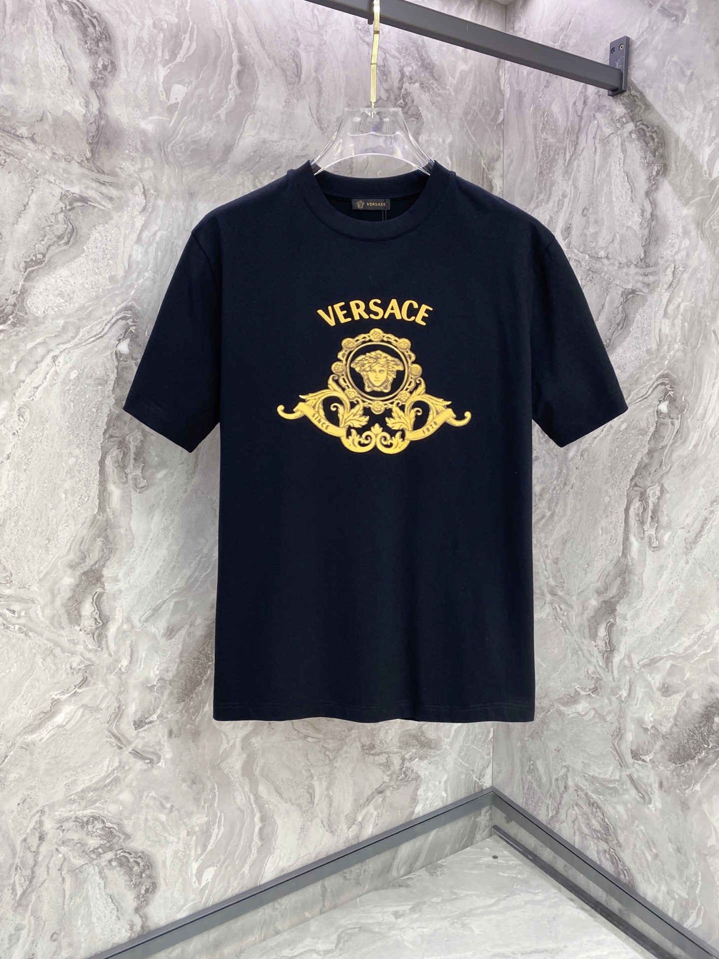 NO:759573,Versace Versace 2026ss new spring and summer new debut counter latest short-sleeved round neck T-shirt high-end custom design avant-garde fashion!  The brand logo is designed with heavy craftsmanship. High-end customized pure cotton fabric. Soft to the touch. Comfortable to wear. Exquisite stitching at the counter level. Fine workmanship. The upper body effect is incomparably handsome!  A must-have item for a stylish man!  Color Black White Size S-XXL,,versace,versace,T-shirt,tees,t-shirt,19860909Versace 范思哲 2026ss 春夏新款首发专柜最新款短袖圆领T恤 高端订制 设计前卫时尚！品牌logo重工艺设计 高端定制纯棉面料.手感柔软.穿着舒适.专柜级别精致车线.做工精细.上身效果无敌帅气！型男必备单品！ 颜色黑色 白色 码数S-XXL,,versace,versace,T-shirt,tees，t-shirt,,Men's clothing