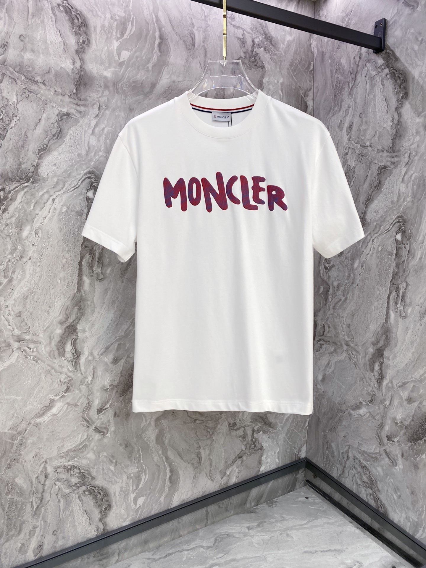 NO:759586,Moncler 2026ss new spring and summer new debut counter latest short-sleeved round neck T-shirt high-end custom design avant-garde fashion!  The brand logo is designed with heavy craftsmanship. High-end customized pure cotton fabric. Soft to the touch. Comfortable to wear. Exquisite stitching at the counter level. Fine workmanship. The upper body effect is incomparably handsome!  A must-have item for a stylish man!  Color Black White Size S-XXL,,Moncler,T-shirt,tees,t-shirt,19860909Moncler 蒙口 2026ss 春夏新款首发专柜最新款短袖圆领T恤 高端订制 设计前卫时尚！品牌logo重工艺设计 高端定制纯棉面料.手感柔软.穿着舒适.专柜级别精致车线.做工精细.上身效果无敌帅气！型男必备单品！ 颜色黑色 白色 码数S-XXL,,Moncler,T-shirt,tees，t-shirt,,Men's clothing