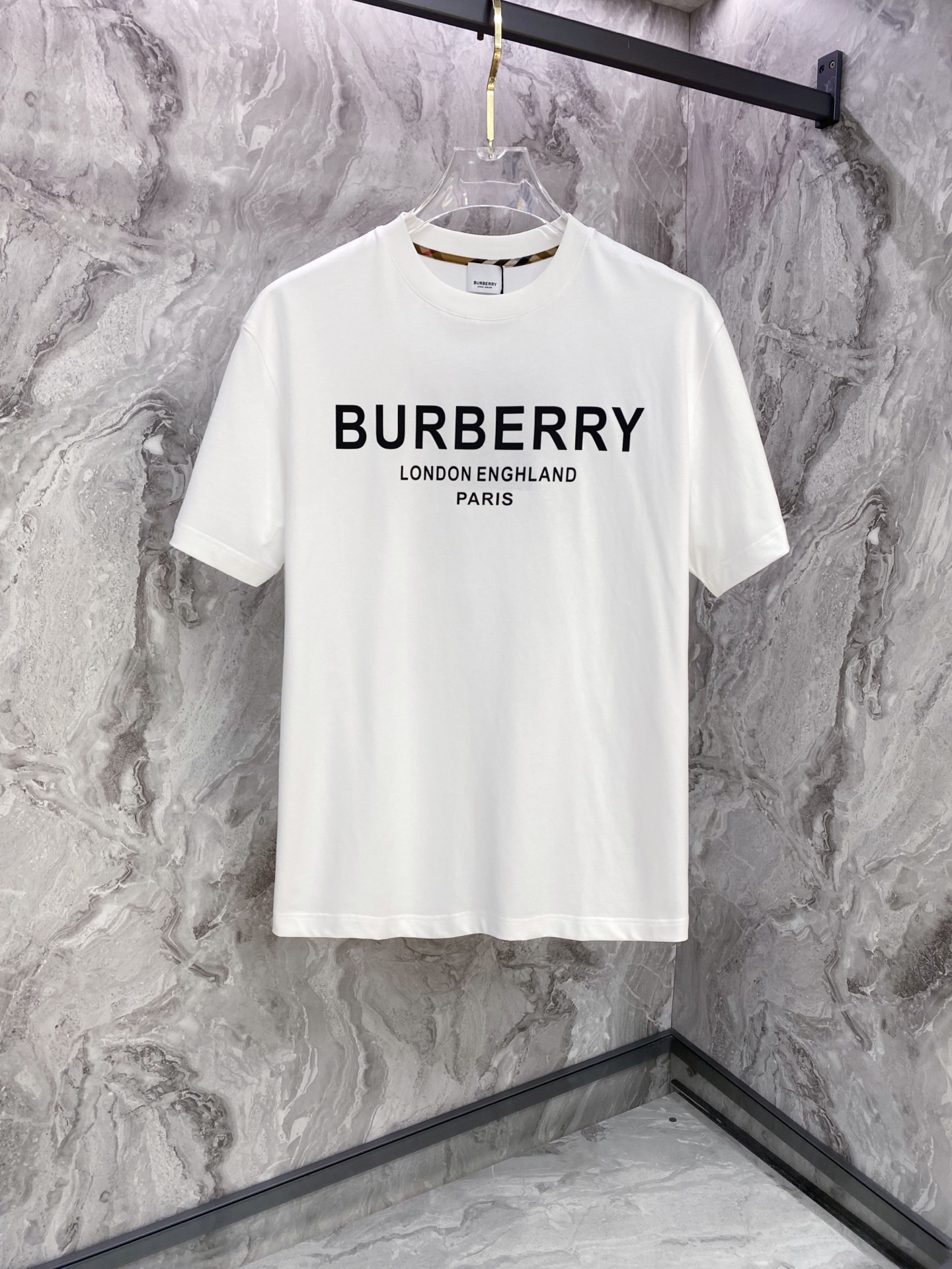 NO:759592,Burberry 2026ss new spring and summer new debut counter latest short-sleeved round neck T-shirt high-end custom design avant-garde fashion!  The brand logo is designed with heavy craftsmanship. High-end customized pure cotton fabric. Soft to the touch. Comfortable to wear. Exquisite stitching at the counter level. Fine workmanship. The upper body effect is incomparably handsome!  A must-have item for a stylish man!  Color Black White Size S-XXL,,burberry,burberry,T-shirt,tees,t-shirt,19860909Burberry 巴宝莉 2026ss 春夏新款首发专柜最新款短袖圆领T恤 高端订制 设计前卫时尚！品牌logo重工艺设计 高端定制纯棉面料.手感柔软.穿着舒适.专柜级别精致车线.做工精细.上身效果无敌帅气！型男必备单品！ 颜色黑色 白色 码数S-XXL,,burberry,burberry,T-shirt,tees，t-shirt,,Men's clothing