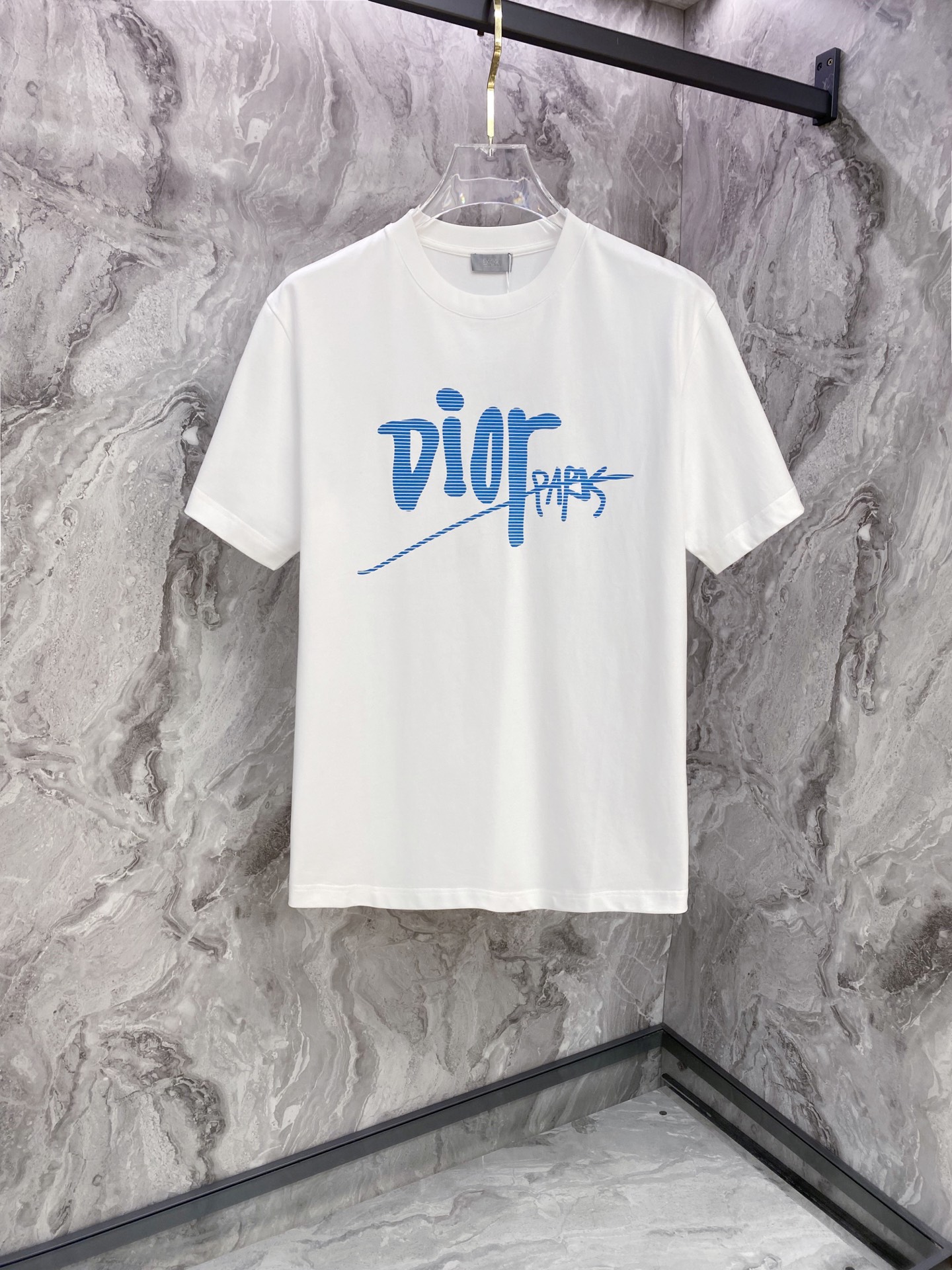 NO:759598,Dior Dior 2026ss new spring and summer new debut counter latest short-sleeved round neck T-shirt high-end custom design avant-garde fashion!  The brand logo is designed with heavy craftsmanship. High-end customized pure cotton fabric. Soft to the touch. Comfortable to wear. Exquisite stitching at the counter level. Fine workmanship. The upper body effect is incomparably handsome!  A must-have item for a stylish man!  Color Black White Size S-XXL,,dior,dior,T-shirt,tees,t-shirt,19860909Dior 迪奥 2026ss 春夏新款首发专柜最新款短袖圆领T恤 高端订制 设计前卫时尚！品牌logo重工艺设计 高端定制纯棉面料.手感柔软.穿着舒适.专柜级别精致车线.做工精细.上身效果无敌帅气！型男必备单品！ 颜色黑色 白色 码数S-XXL,,dior,dior,T-shirt,tees，t-shirt,,Men's clothing