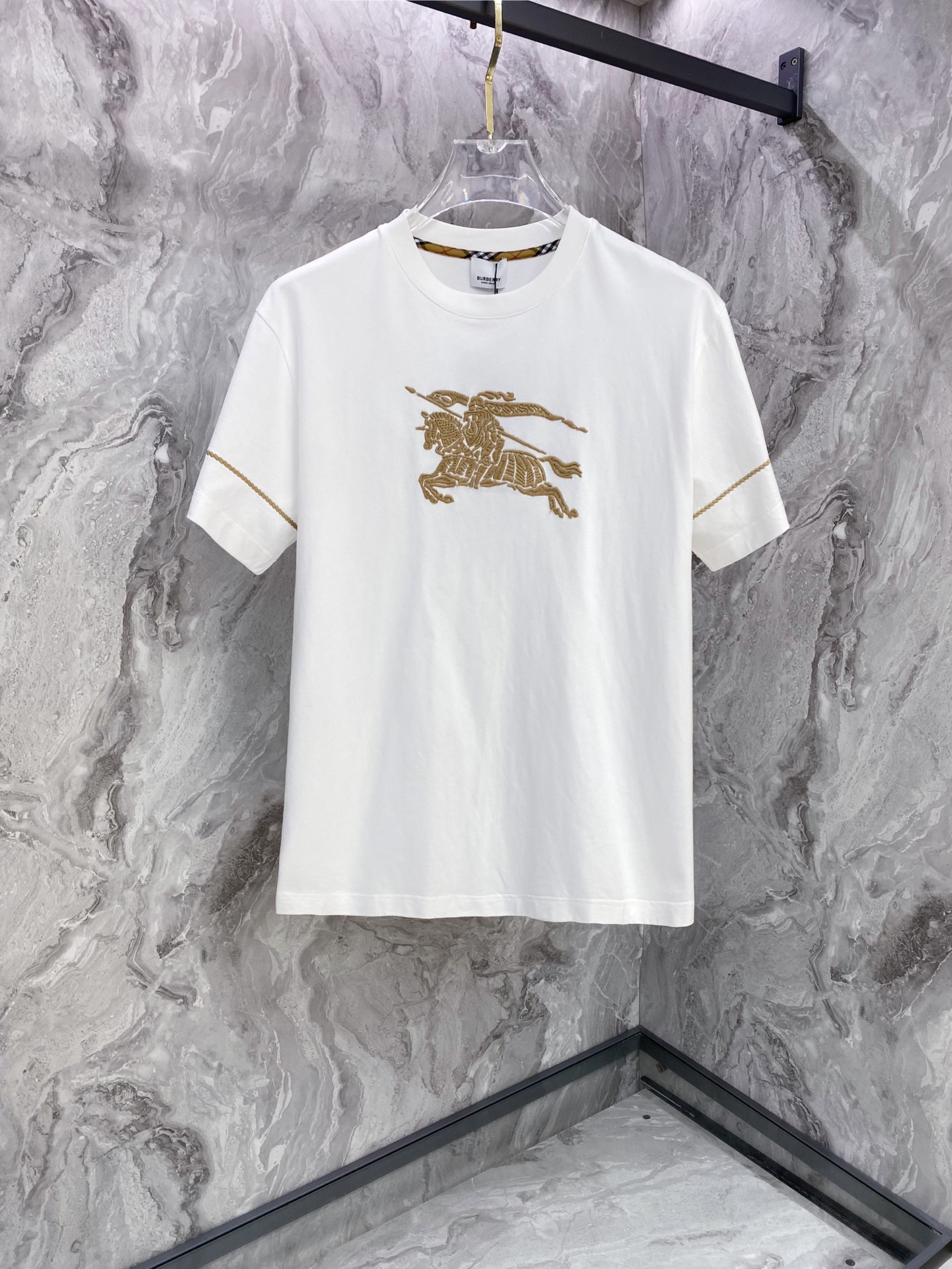 NO:759604,Burberry 2026ss new spring and summer new debut counter latest short-sleeved round neck T-shirt high-end custom design avant-garde fashion!  The brand logo is designed with heavy craftsmanship. High-end customized pure cotton fabric. Soft to the touch. Comfortable to wear. Exquisite stitching at the counter level. Fine workmanship. The upper body effect is incomparably handsome!  A must-have item for a stylish man!  Color Black White Size S-XXL,,burberry,burberry,T-shirt,tees,t-shirt,19860909Burberry 巴宝莉 2026ss 春夏新款首发专柜最新款短袖圆领T恤 高端订制 设计前卫时尚！品牌logo重工艺设计 高端定制纯棉面料.手感柔软.穿着舒适.专柜级别精致车线.做工精细.上身效果无敌帅气！型男必备单品！ 颜色黑色 白色 码数S-XXL,,burberry,burberry,T-shirt,tees，t-shirt,,Men's clothing