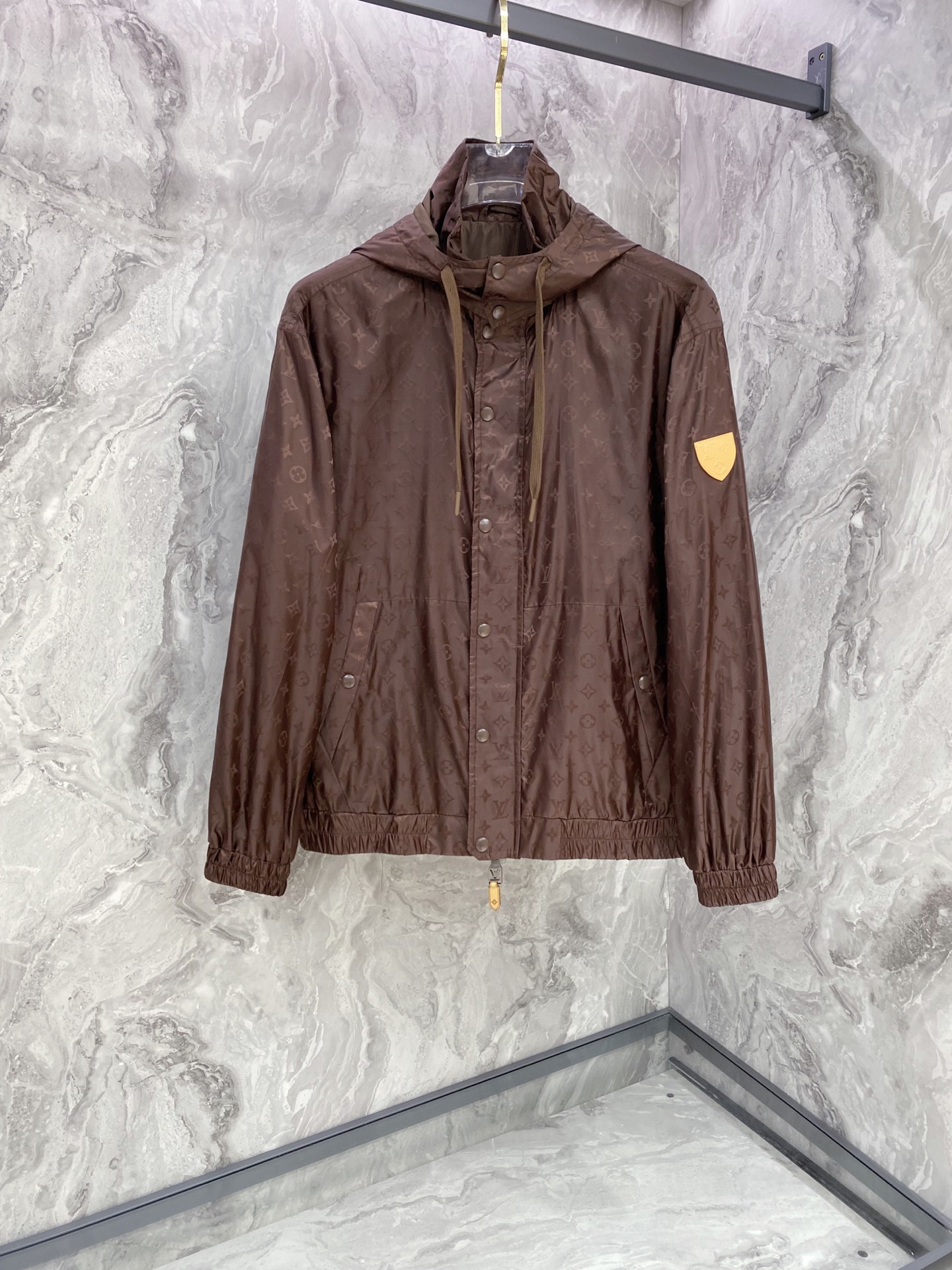 NO:759691,LV 2026ss spring new hooded jacket, full high-end version!  Haute couture counter fabric accessories, high breathability and comfort, impeccable details, exquisite workmanship and complex craftsmanship, casual tailoring, awesome upper body shape, color black, coffee color, code number 48-56,, louis vuitton, jackets & coats, jackets & coats, hats,19860909LV 2026ss春季新款连帽夹克外套 全高端版本！高定专柜面料辅料,透气舒适度高,细节无可挑剔,做工考究工艺复杂,呈现休闲裁剪,上身版型超赞 颜色黑色 咖色 码数48-56,,louis vuitton,jackets & coats,jackets & coats,hats,,Men's clothing