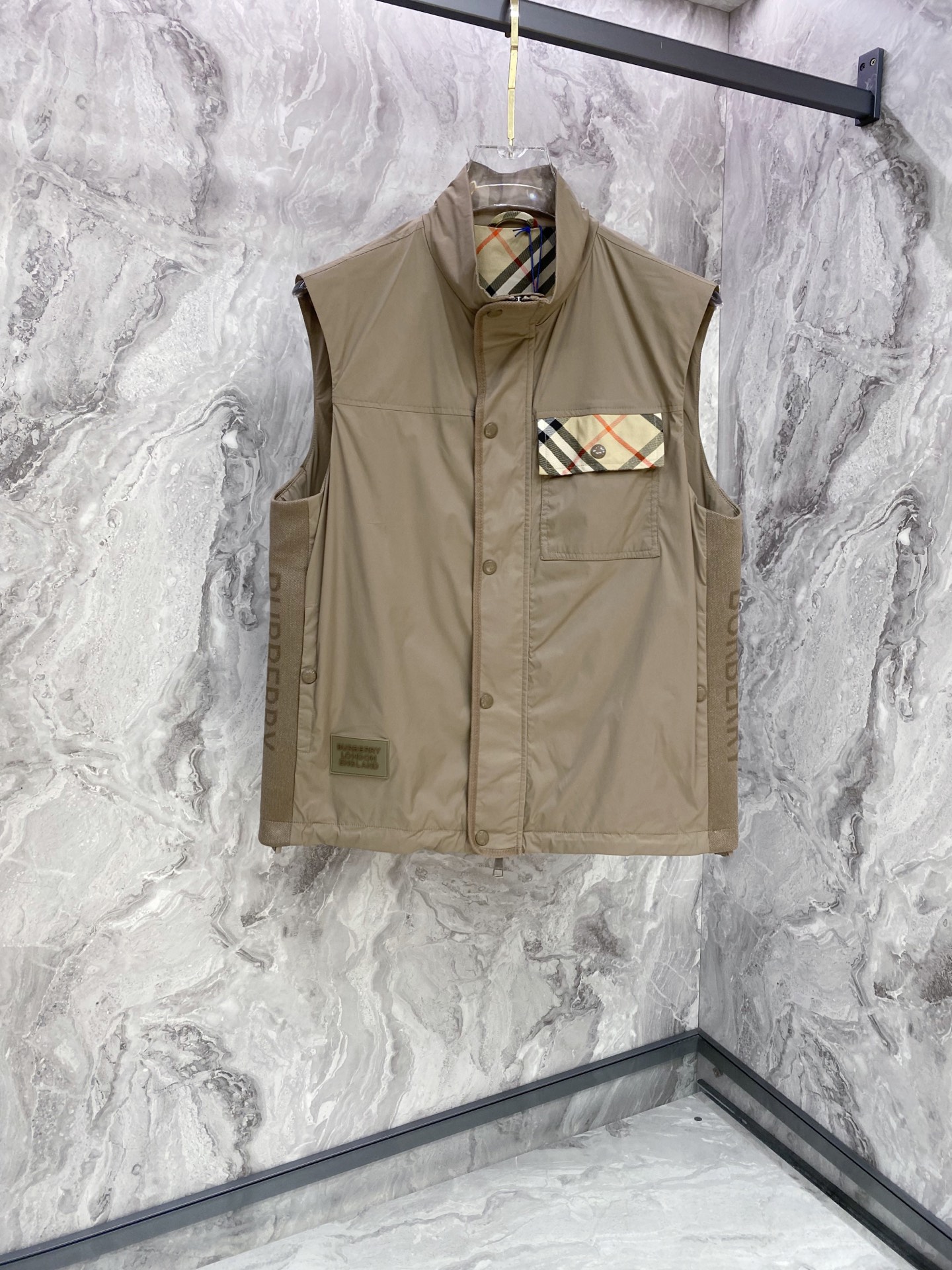 NO:759675,Burberry Vest 2026SS Spring New Vest Jacket Jacket Latest Design The new product on the show is in perfect condition, complete with three labels, full and attractive color, very outstanding design, easily upgrades the sense of fashion, extremely elegant and rigorous workmanship, neat and meticulous wiring!  A masterpiece from a famous designer!  The upper body does not look bloated and is super handsome!  Size M-XXXL,,burberry,burberry,jackets & coats,jackets & coats,19860909Burberry 巴宝莉马甲 2026SS春季新款马甲夹克外套最新设计款 秀场新品品相非常完美,三标齐全色泽饱满诱人,非常出彩的设计,轻松将时髦感进阶,做工极为考究严谨,走线工整细致！大牌设计师巨作！上身不显臃肿、超级帅气！ 码数M-XXXL,,burberry,burberry,jackets & coats,jackets & coats,,Men's clothing