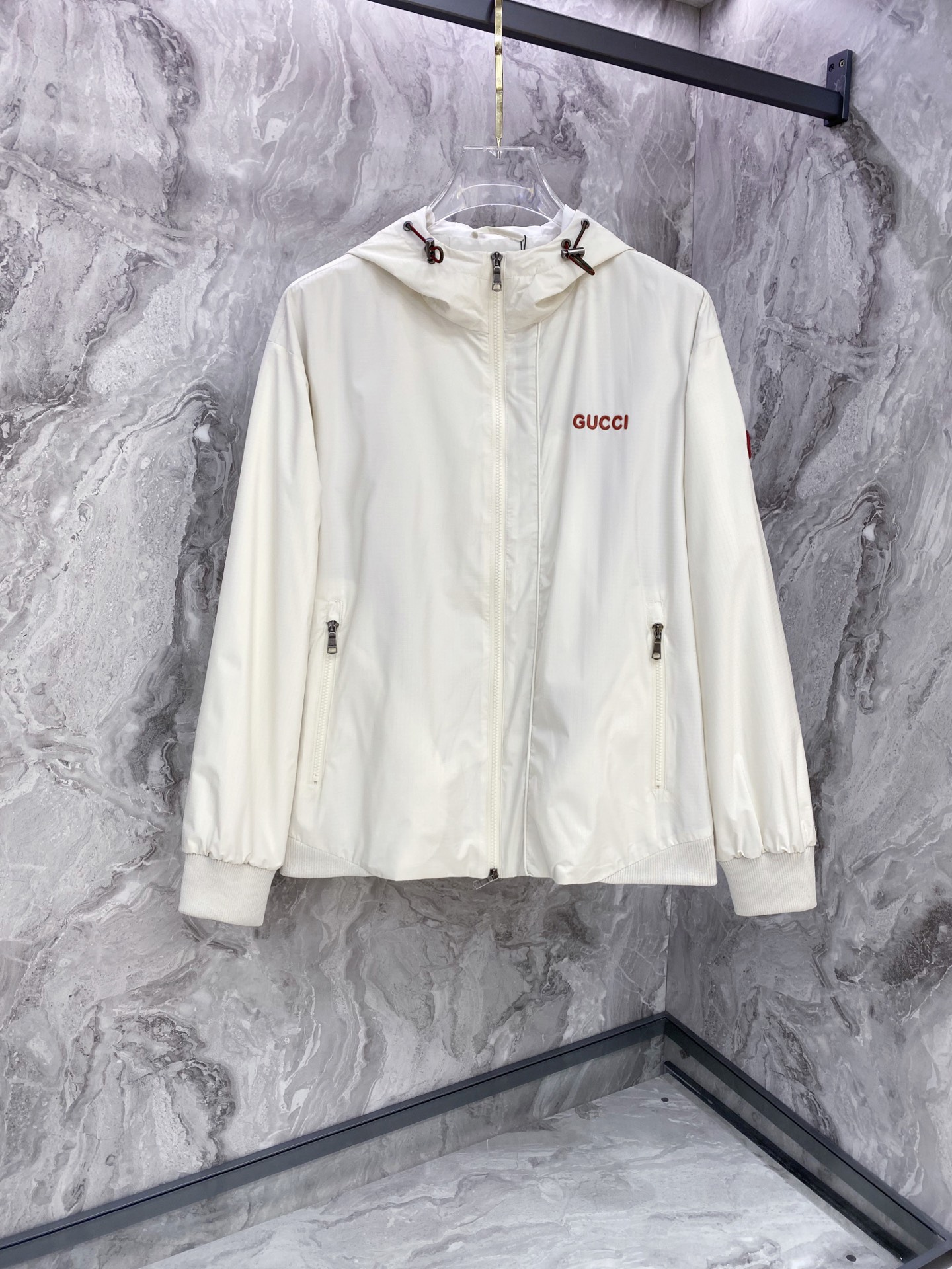 NO:759699,Gucci Gucci 2026ss spring new hooded jacket, full high-end version!  Haute couture counter fabric accessories, high breathability and comfort, impeccable details, exquisite workmanship and complex craftsmanship, casual tailoring, awesome upper body shape, color blue, white, code number 48-56,,gucci,jackets & coats,jackets & coats,hats,19860909Gucci 古奇 2026ss春季新款连帽夹克外套 全高端版本！高定专柜面料辅料,透气舒适度高,细节无可挑剔,做工考究工艺复杂,呈现休闲裁剪,上身版型超赞 颜色蓝色 白色 码数48-56,,gucci,jackets & coats,jackets & coats,hats,,Men's clothing