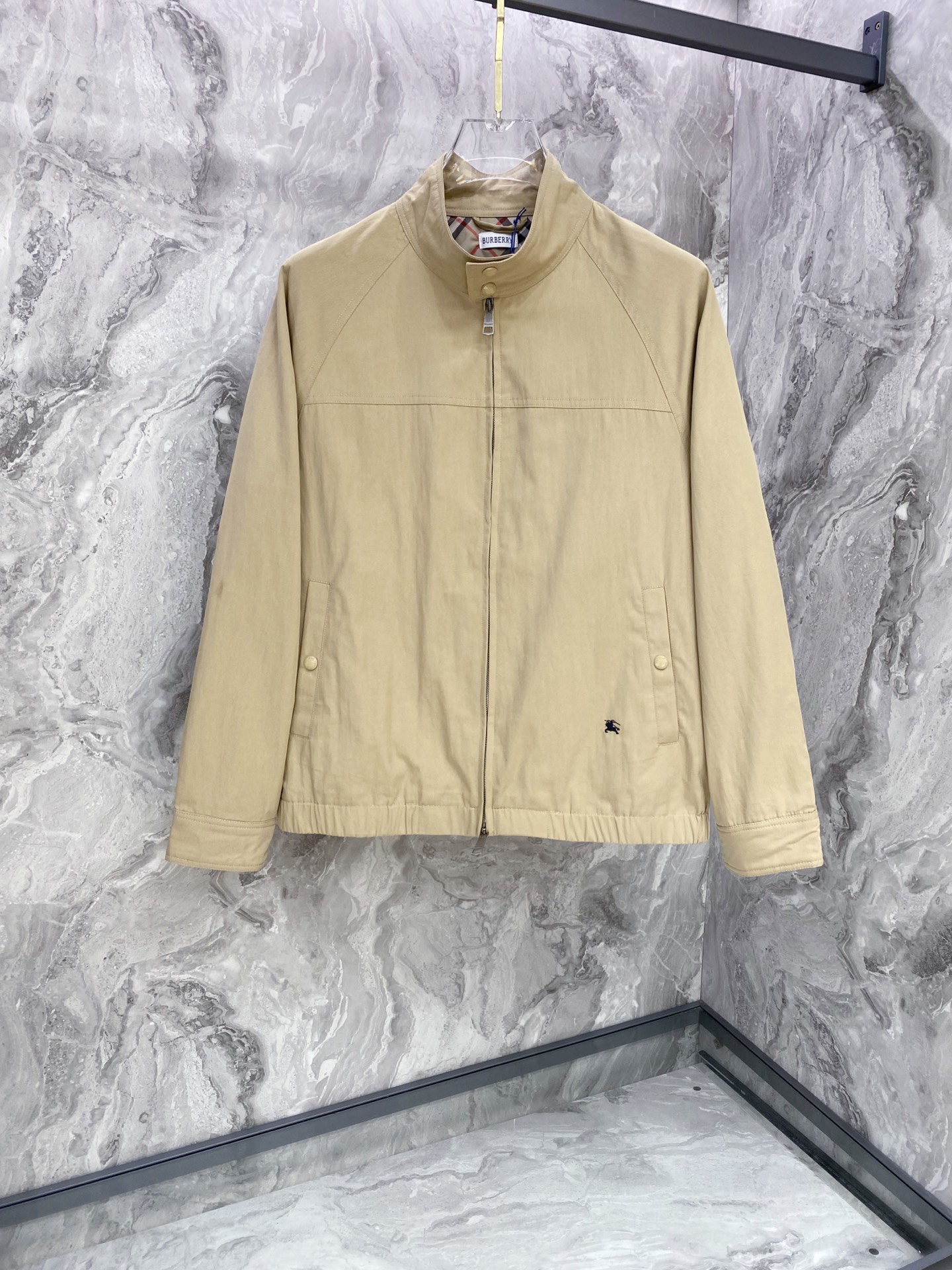 NO:759706,Burberry 2026ss spring new stand collar jacket full high-end version!  Haute couture counter fabric accessories, high breathability and comfort, impeccable details, exquisite workmanship and complex craftsmanship, casual tailoring, awesome upper body shape, color black, khaki, code number 48-56,, burberry, burberry, jackets & coats, jackets & coats,19860909Burberry 巴宝莉 2026ss春季新款立领夹克外套 全高端版本！高定专柜面料辅料,透气舒适度高,细节无可挑剔,做工考究工艺复杂,呈现休闲裁剪,上身版型超赞 颜色黑色 卡其色 码数48-56,,burberry,burberry,jackets & coats,jackets & coats,,Men's clothing