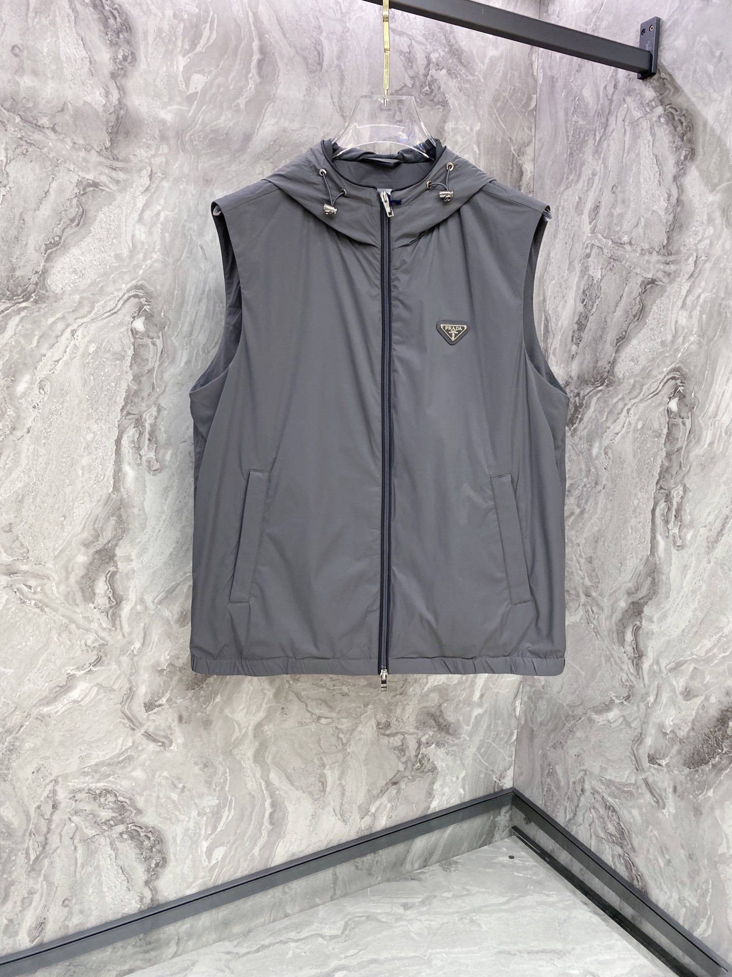 NO:759682,Prada Vest 2026ss Spring New Vest Jacket Jacket Latest Design The new product on the show is in perfect condition, complete with three labels, full and attractive color, very outstanding design, easily upgrades the sense of fashion, extremely elegant and rigorous workmanship, neat and meticulous wiring!  A masterpiece from a famous designer!  The upper body does not look bloated and is super handsome!  Size M-XXXL,,prada,prada,jackets & coats,jackets & coats,19860909Prada 普拉达马甲 2026ss春季新款马甲夹克外套最新设计款 秀场新品品相非常完美,三标齐全色泽饱满诱人,非常出彩的设计,轻松将时髦感进阶,做工极为考究严谨,走线工整细致！大牌设计师巨作！上身不显臃肿、超级帅气！ 码数M-XXXL,,prada,prada,jackets & coats,jackets & coats,,Men's clothing