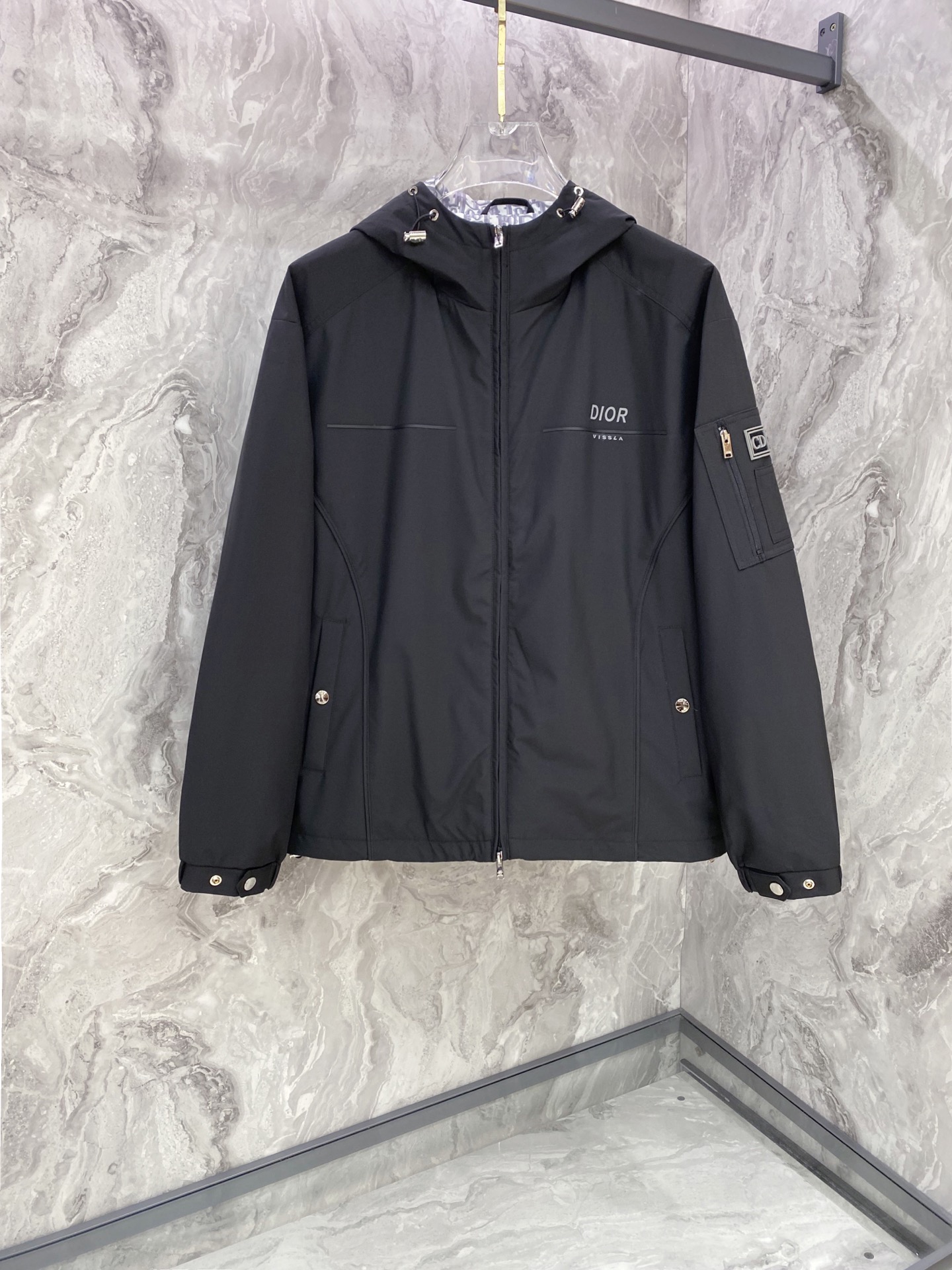 NO:759713,Dior Dior 2026ss spring new hooded jacket, full high-end version!  Haute couture counter fabric accessories, high breathability and comfort, impeccable details, exquisite workmanship and complex craftsmanship, casual tailoring, awesome upper body shape, color black, off-white, size 48-56,, dior, dior, jackets & coats, jackets & coats, hats,19860909Dior 迪奥 2026ss春季新款连帽夹克外套 全高端版本！高定专柜面料辅料,透气舒适度高,细节无可挑剔,做工考究工艺复杂,呈现休闲裁剪,上身版型超赞 颜色黑色 米白 码数48-56,,dior,dior,jackets & coats,jackets & coats,hats,,Men's clothing