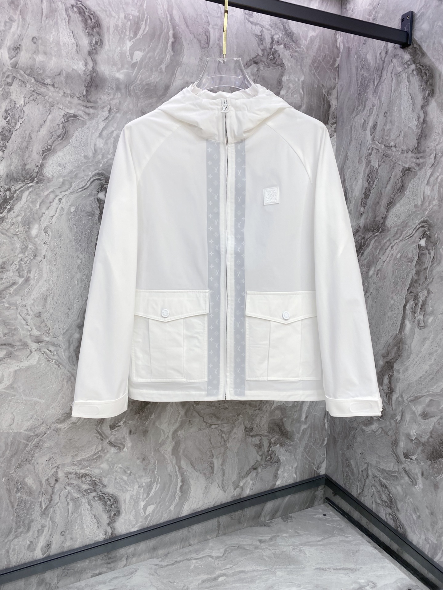 NO:759720,LV 2026ss spring new hooded jacket, full high-end version!  Haute couture counter fabric accessories, high breathability and comfort, impeccable details, exquisite workmanship and complex craftsmanship, casual tailoring, awesome upper body shape, color black, white, size 48-56,, louis vuitton, jackets & coats, jackets & coats, hats,19860909LV 2026ss春季新款连帽夹克外套 全高端版本！高定专柜面料辅料,透气舒适度高,细节无可挑剔,做工考究工艺复杂,呈现休闲裁剪,上身版型超赞 颜色黑色 白色 码数48-56,,louis vuitton,jackets & coats,jackets & coats,hats,,Men's clothing