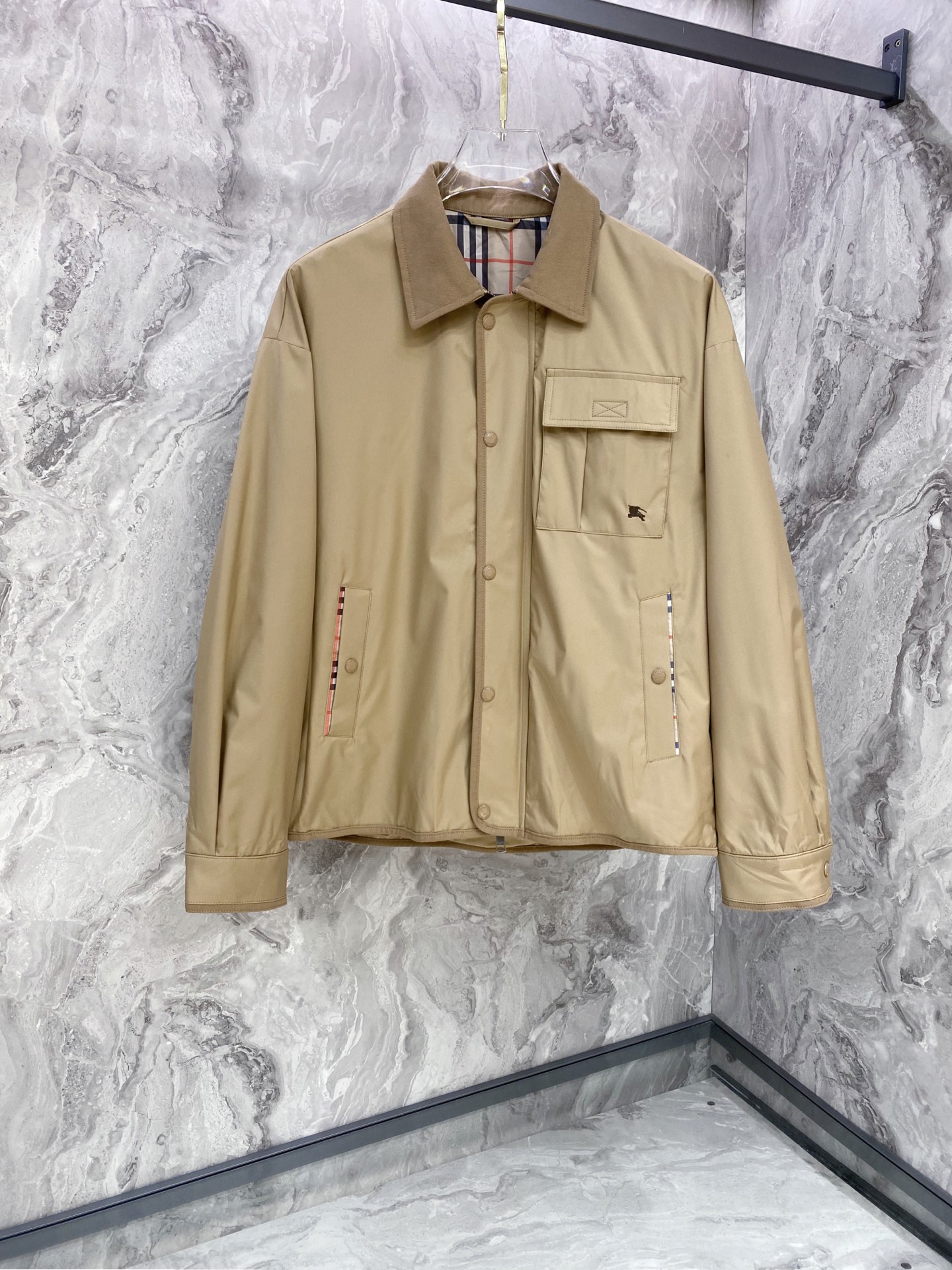 NO:759727,Burberry 2026ss new spring jacket, full high-end version!  Haute couture counter fabric accessories, high breathability and comfort, impeccable details, exquisite workmanship and complex craftsmanship, casual tailoring, awesome upper body shape, color black, khaki, code number 48-56,, burberry, burberry, jackets & coats, jackets & coats,19860909Burberry 巴宝莉 2026ss春季新款夹克外套 全高端版本！高定专柜面料辅料,透气舒适度高,细节无可挑剔,做工考究工艺复杂,呈现休闲裁剪,上身版型超赞 颜色黑色 卡其色 码数48-56,,burberry,burberry,jackets & coats,jackets & coats,,Men's clothing