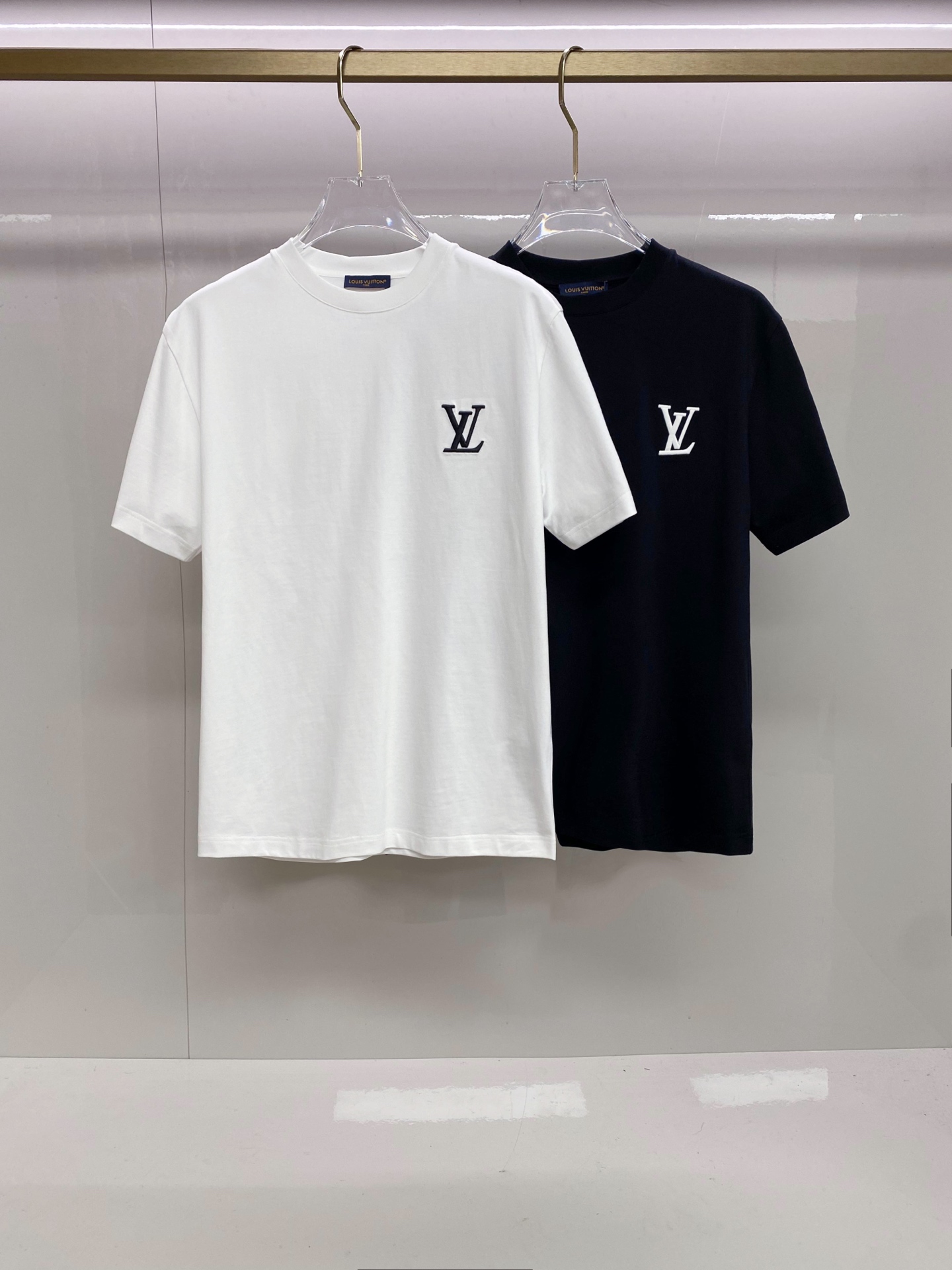 LV 2026ss 春夏新款首发专柜最新款短袖圆领T恤 高端订制 设计前卫时尚！品牌logo重工艺设计 