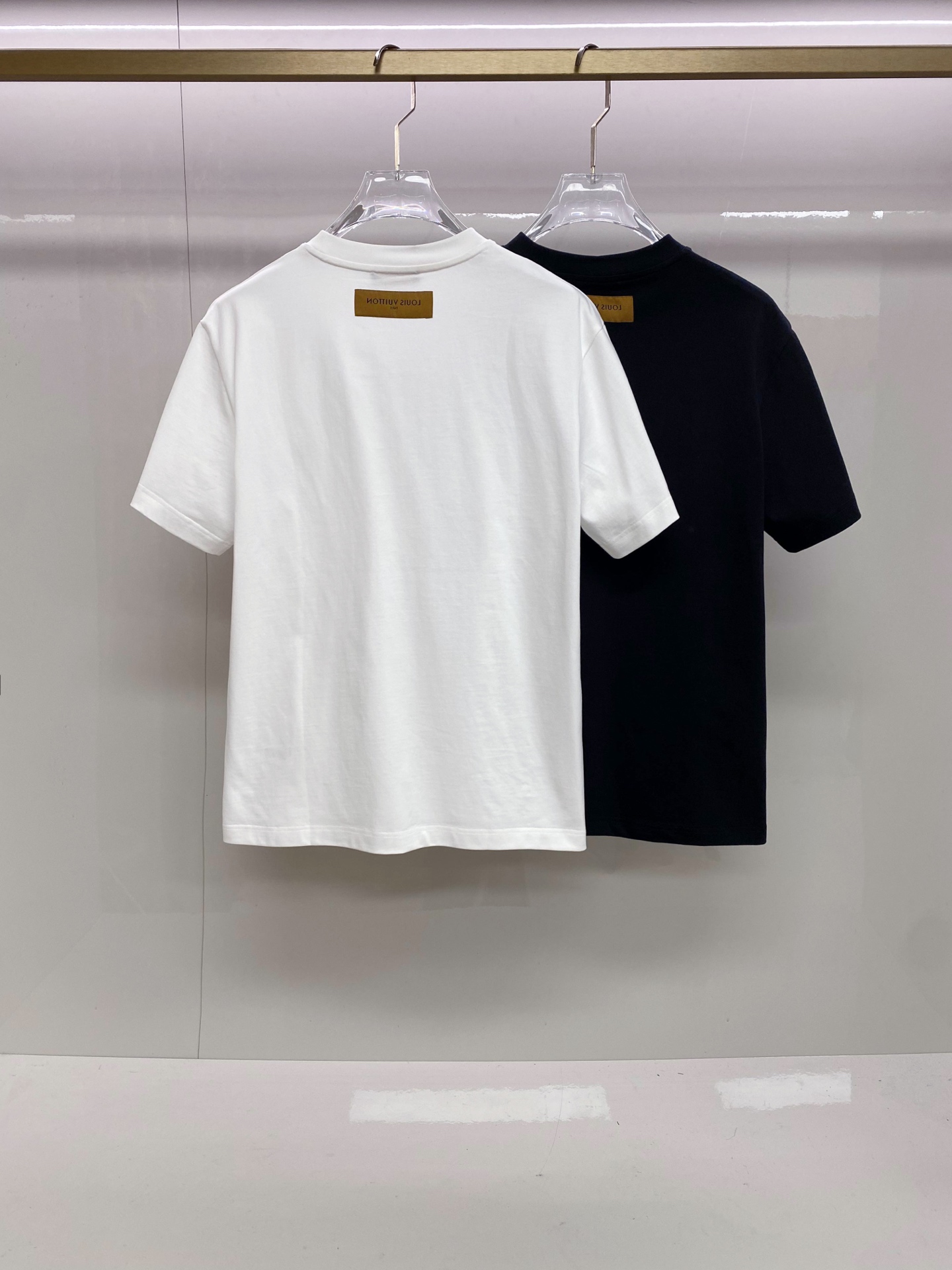 LV 2026ss 春夏新款首发专柜最新款短袖圆领T恤 高端订制 设计前卫时尚！品牌logo重工艺设计 