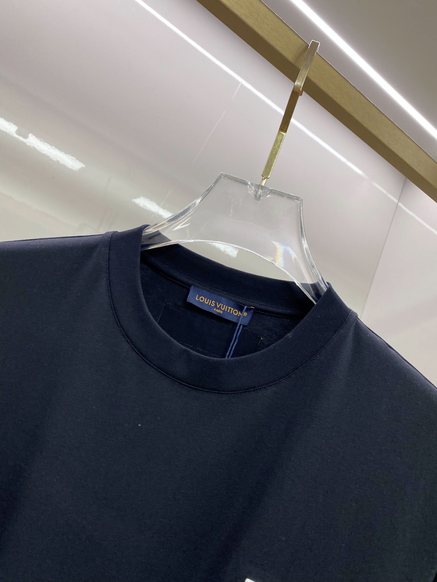LV 2026ss 春夏新款首发专柜最新款短袖圆领T恤 高端订制 设计前卫时尚！品牌logo重工艺设计 