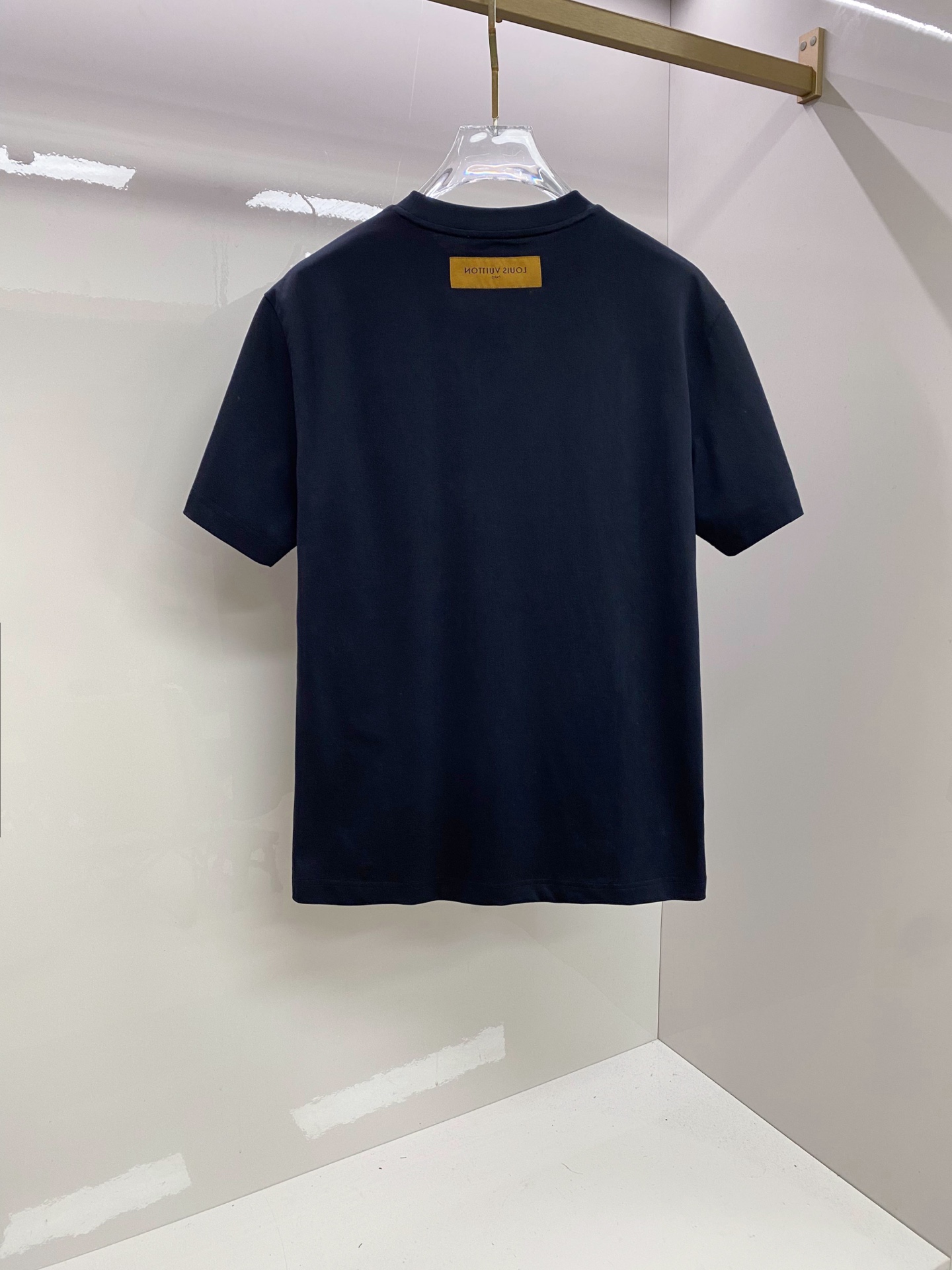 LV 2026ss 春夏新款首发专柜最新款短袖圆领T恤 高端订制 设计前卫时尚！品牌logo重工艺设计 