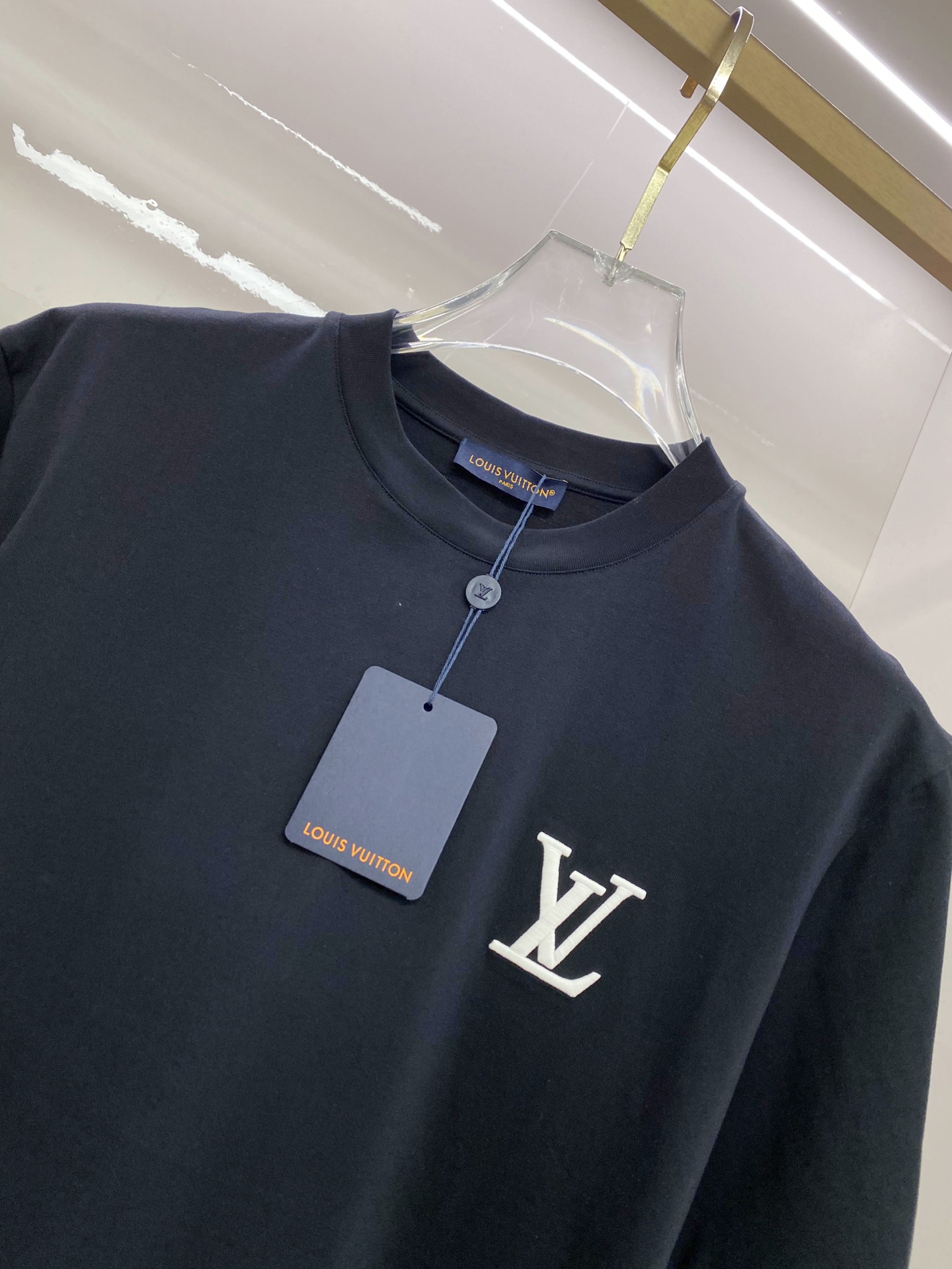 LV 2026ss 春夏新款首发专柜最新款短袖圆领T恤 高端订制 设计前卫时尚！品牌logo重工艺设计 