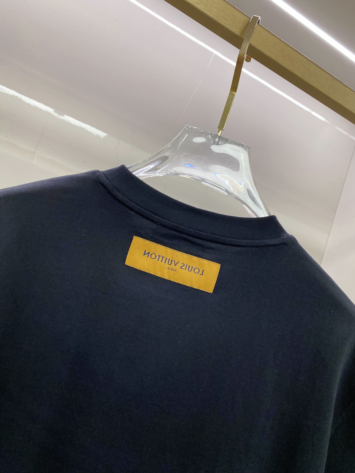 LV 2026ss 春夏新款首发专柜最新款短袖圆领T恤 高端订制 设计前卫时尚！品牌logo重工艺设计 