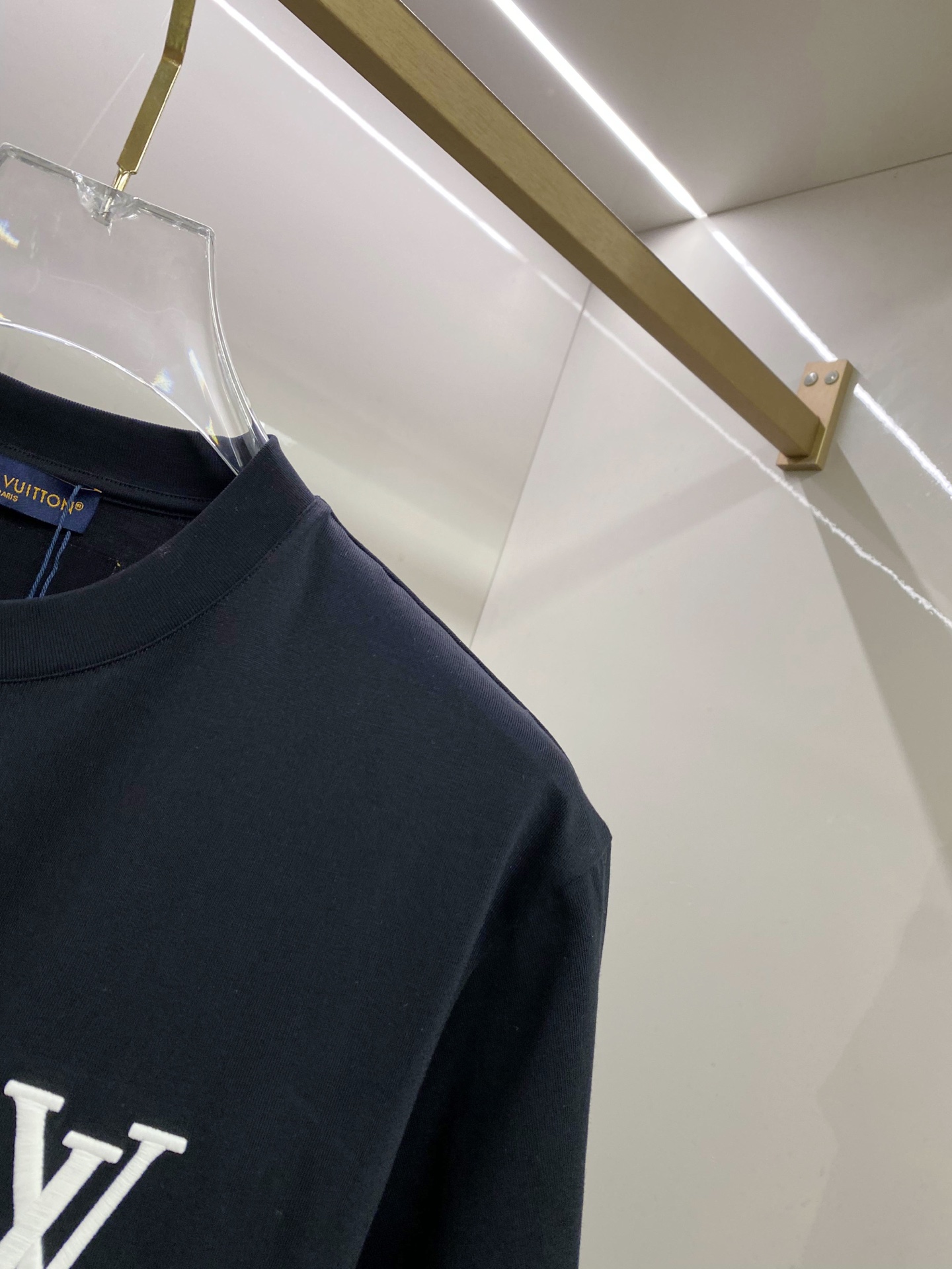 LV 2026ss 春夏新款首发专柜最新款短袖圆领T恤 高端订制 设计前卫时尚！品牌logo重工艺设计 