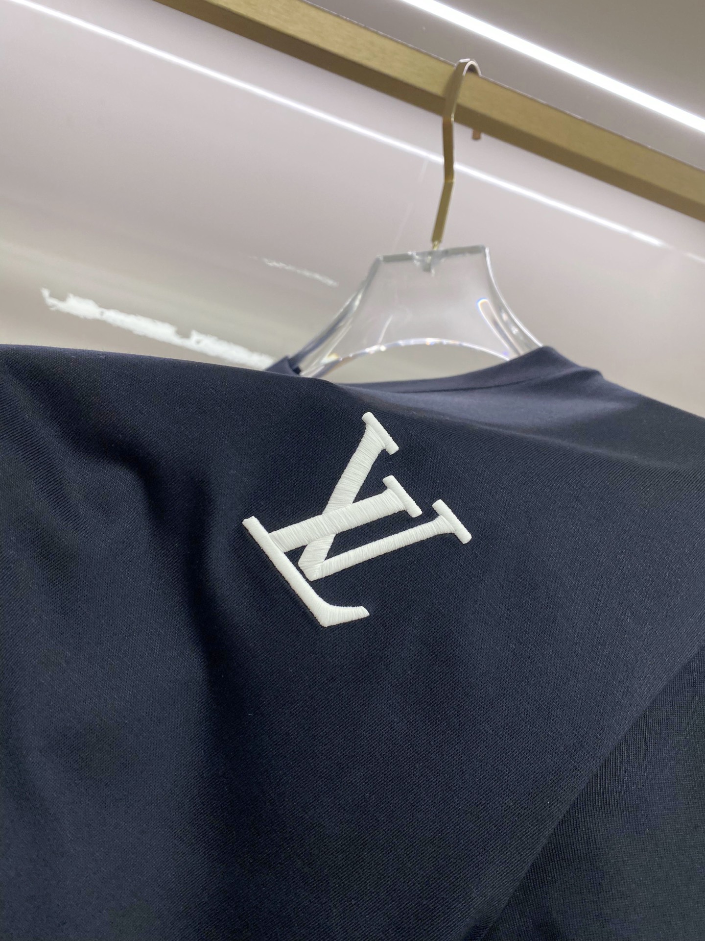 LV 2026ss 春夏新款首发专柜最新款短袖圆领T恤 高端订制 设计前卫时尚！品牌logo重工艺设计 