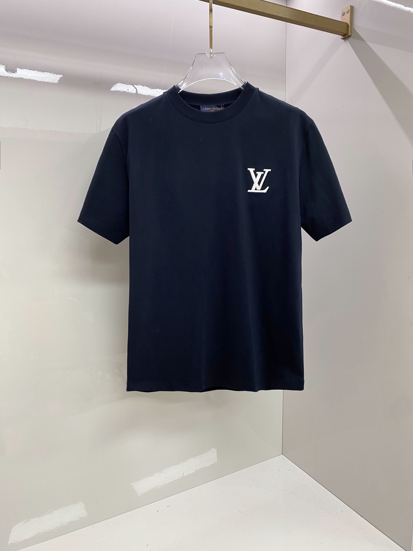 LV 2026ss 春夏新款首发专柜最新款短袖圆领T恤 高端订制 设计前卫时尚！品牌logo重工艺设计 