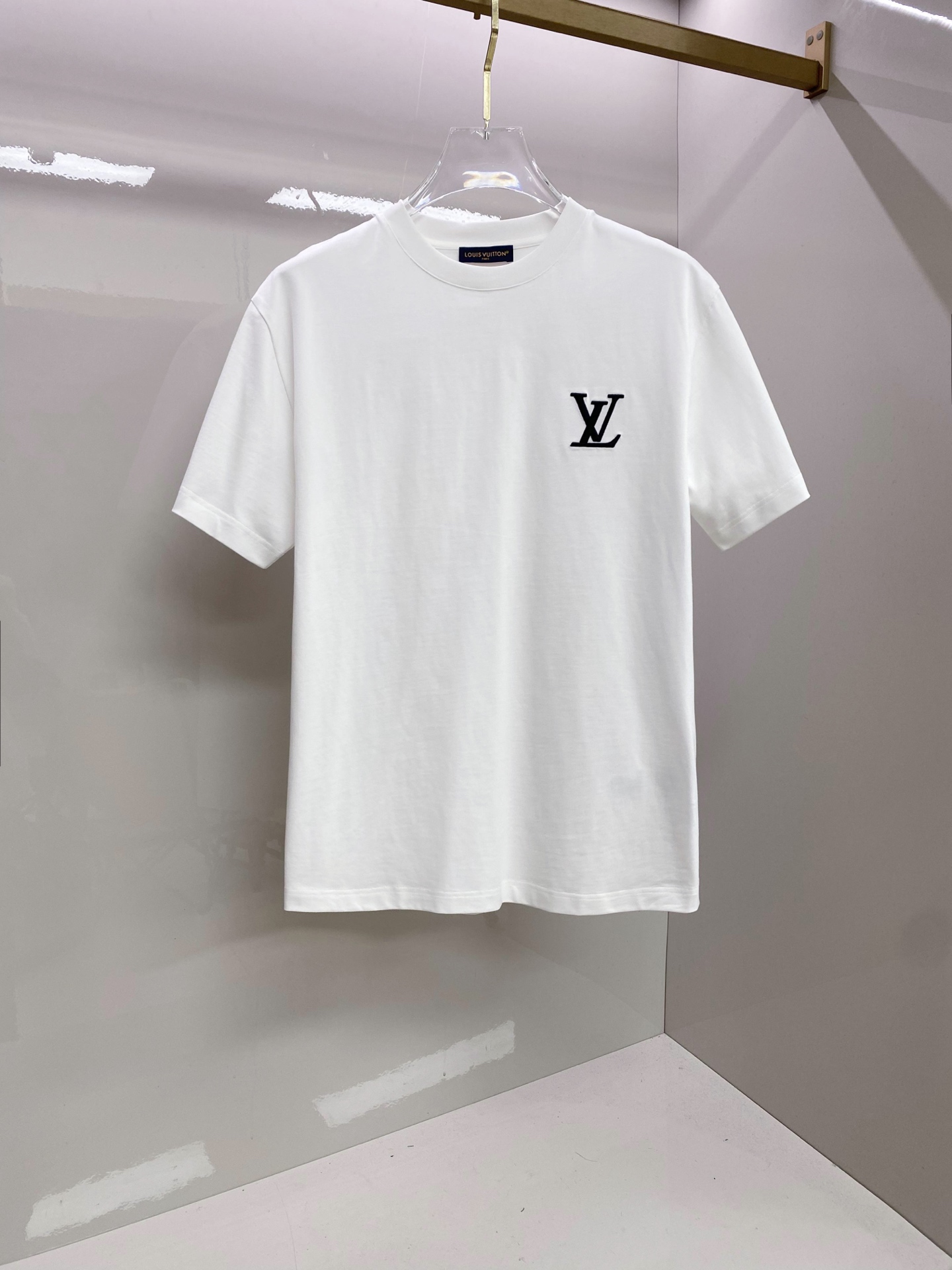 LV 2026ss 春夏新款首发专柜最新款短袖圆领T恤 高端订制 设计前卫时尚！品牌logo重工艺设计 