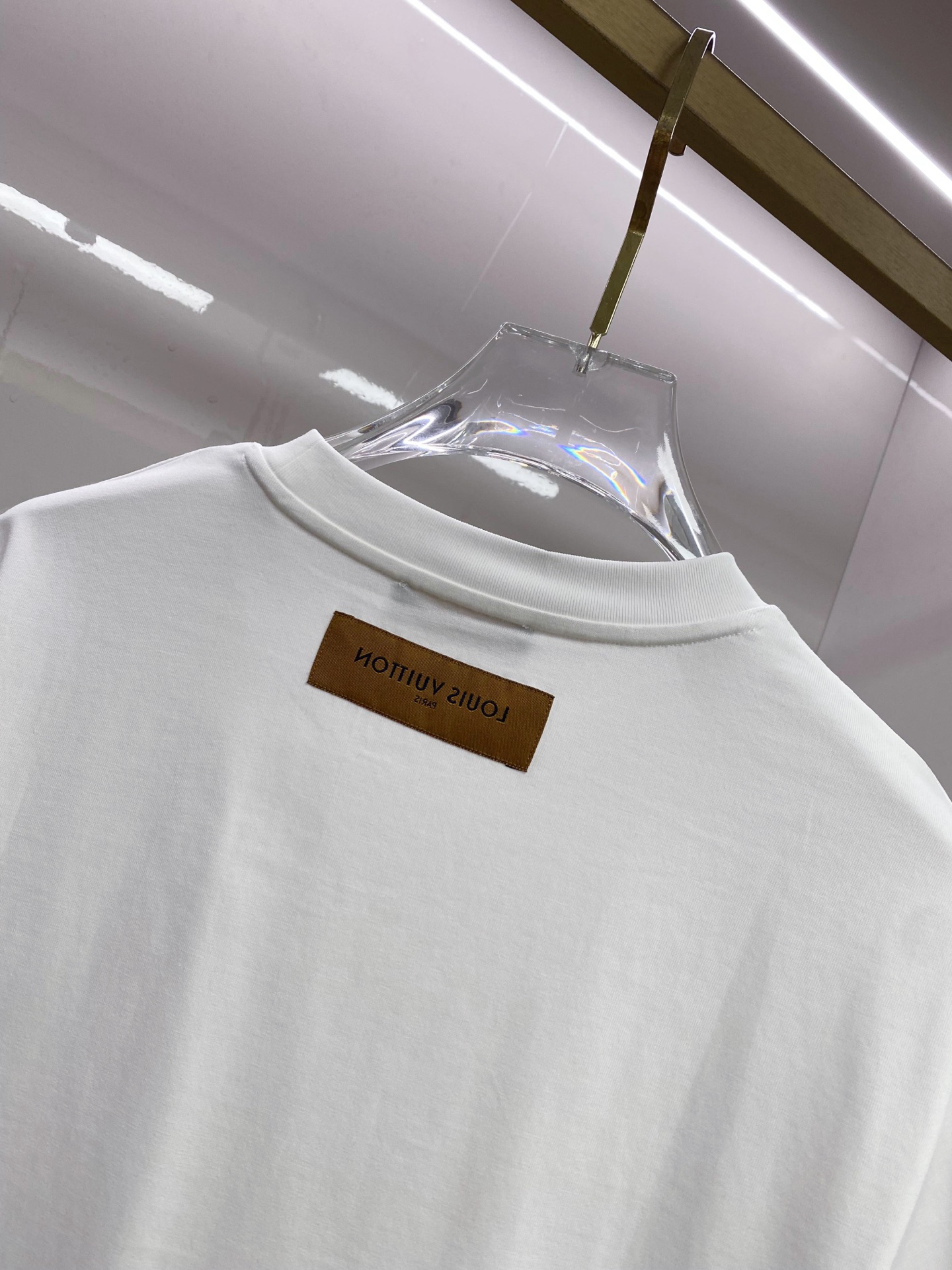 LV 2026ss 春夏新款首发专柜最新款短袖圆领T恤 高端订制 设计前卫时尚！品牌logo重工艺设计 